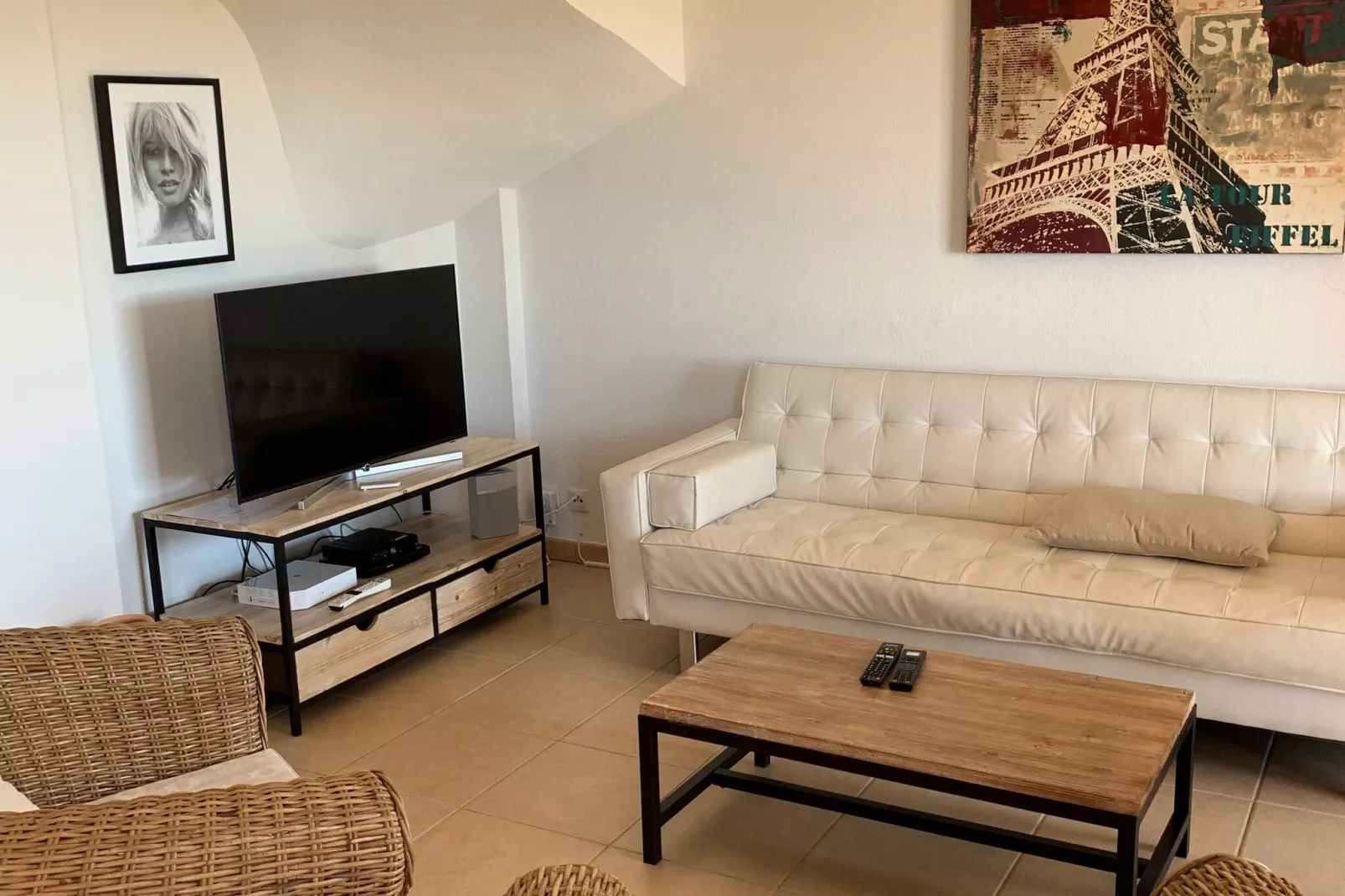Caroline-Living room