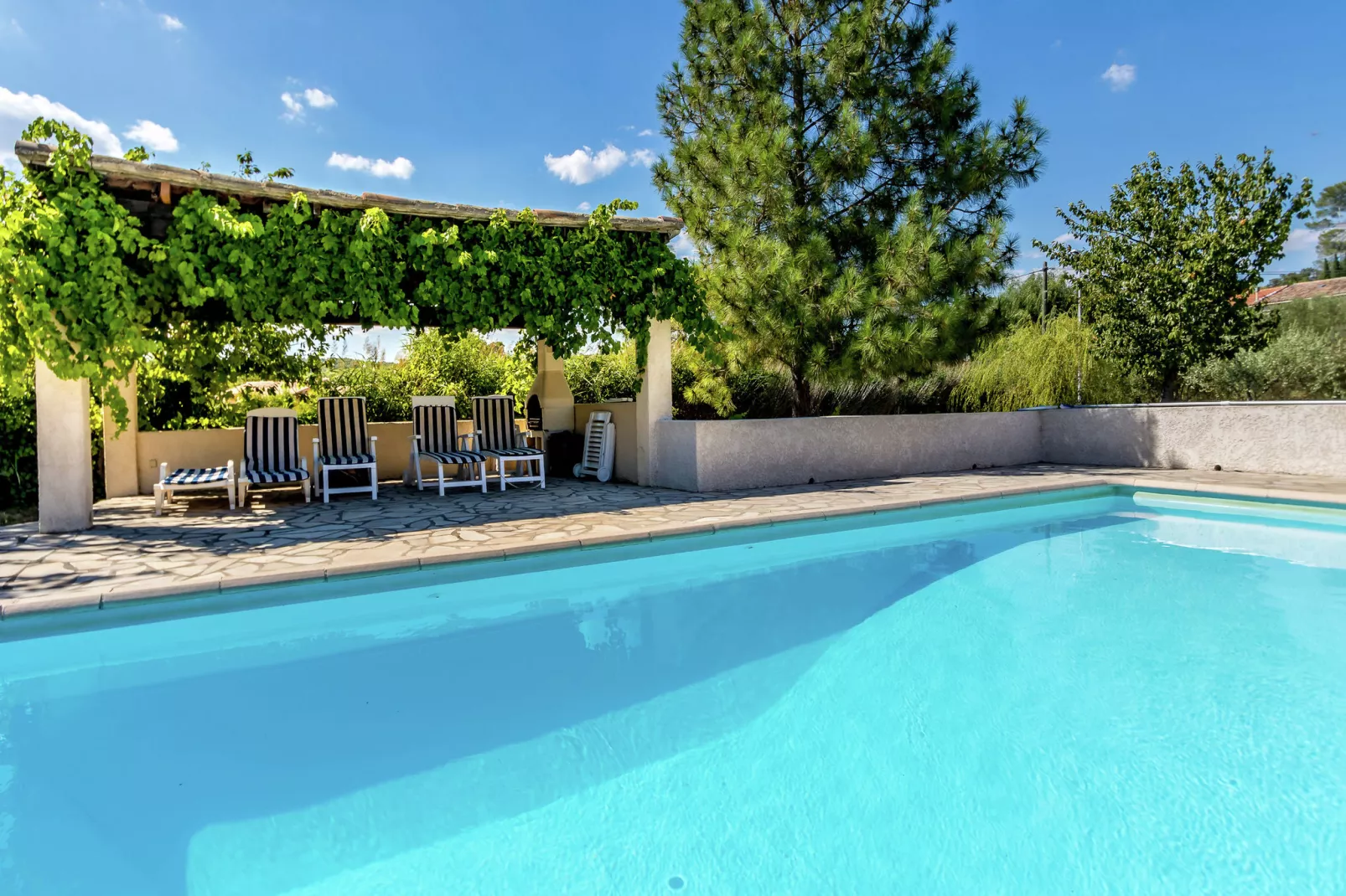 Petite Jeanne-Pool