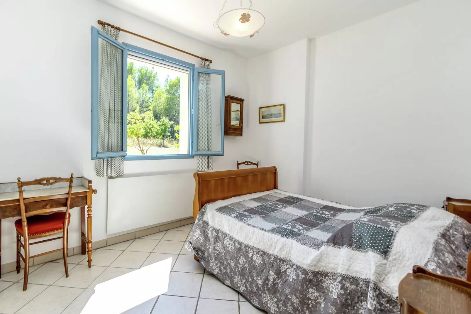 Petite Jeanne-Bedroom