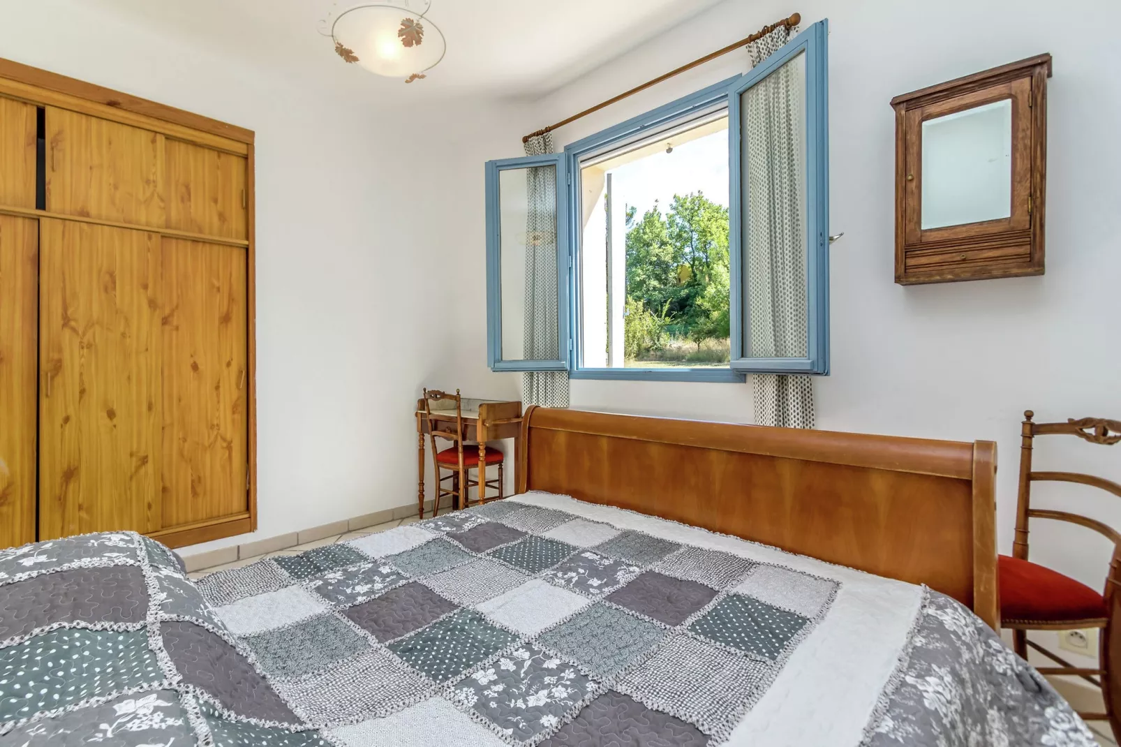 Petite Jeanne-Bedroom