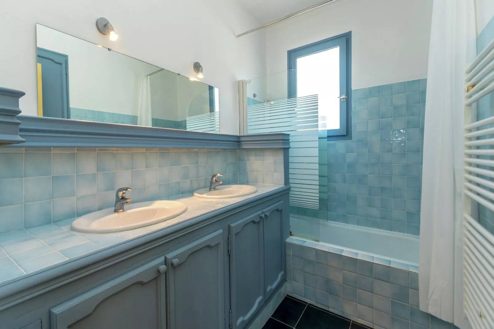 Petite Jeanne-Bathroom