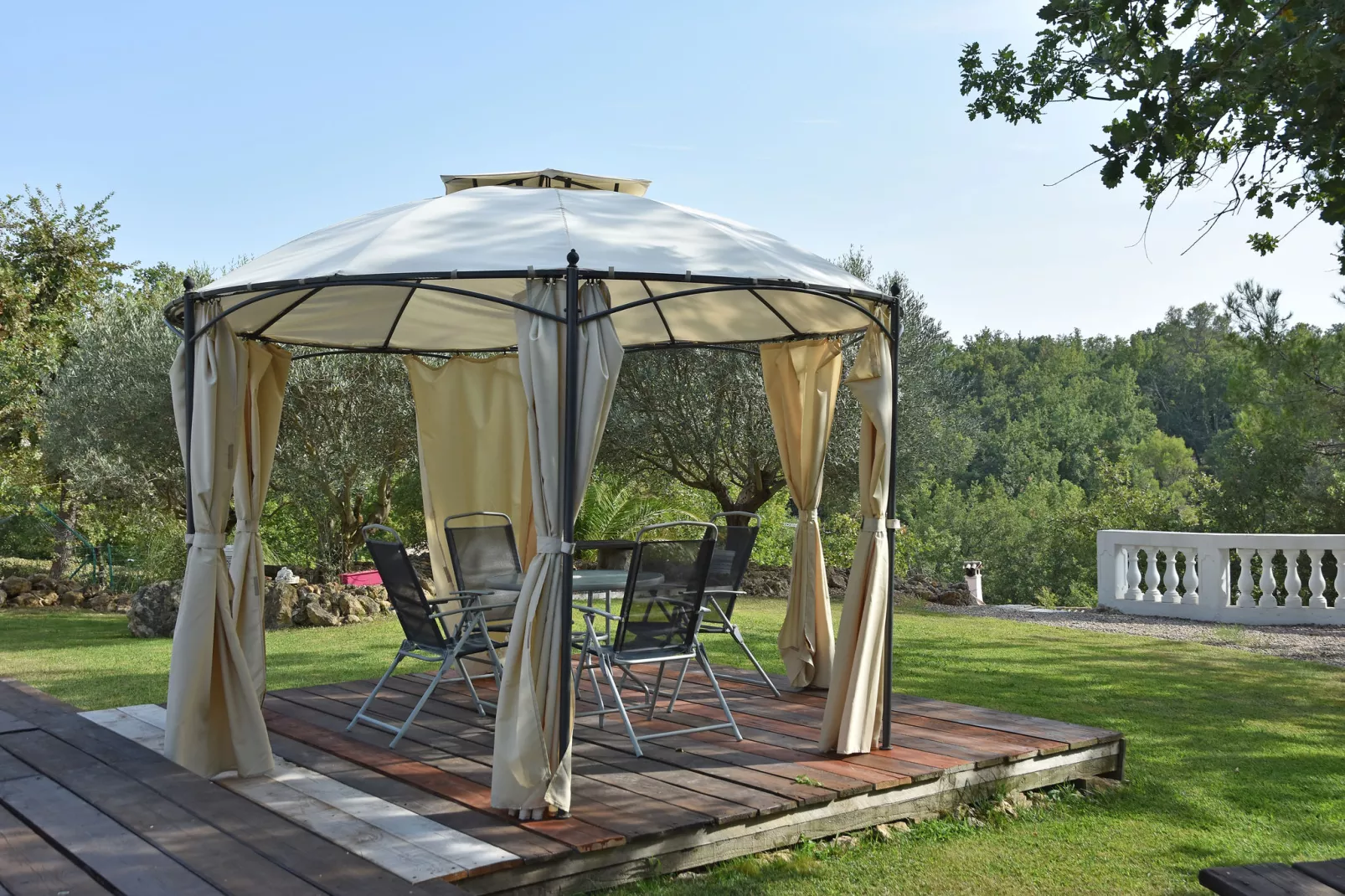 La Cigale de Provence-Gardens summer