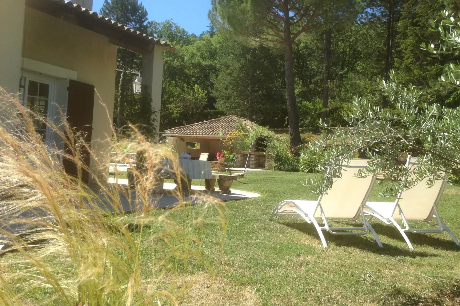 LA LUBERONNE-Jardin d'été