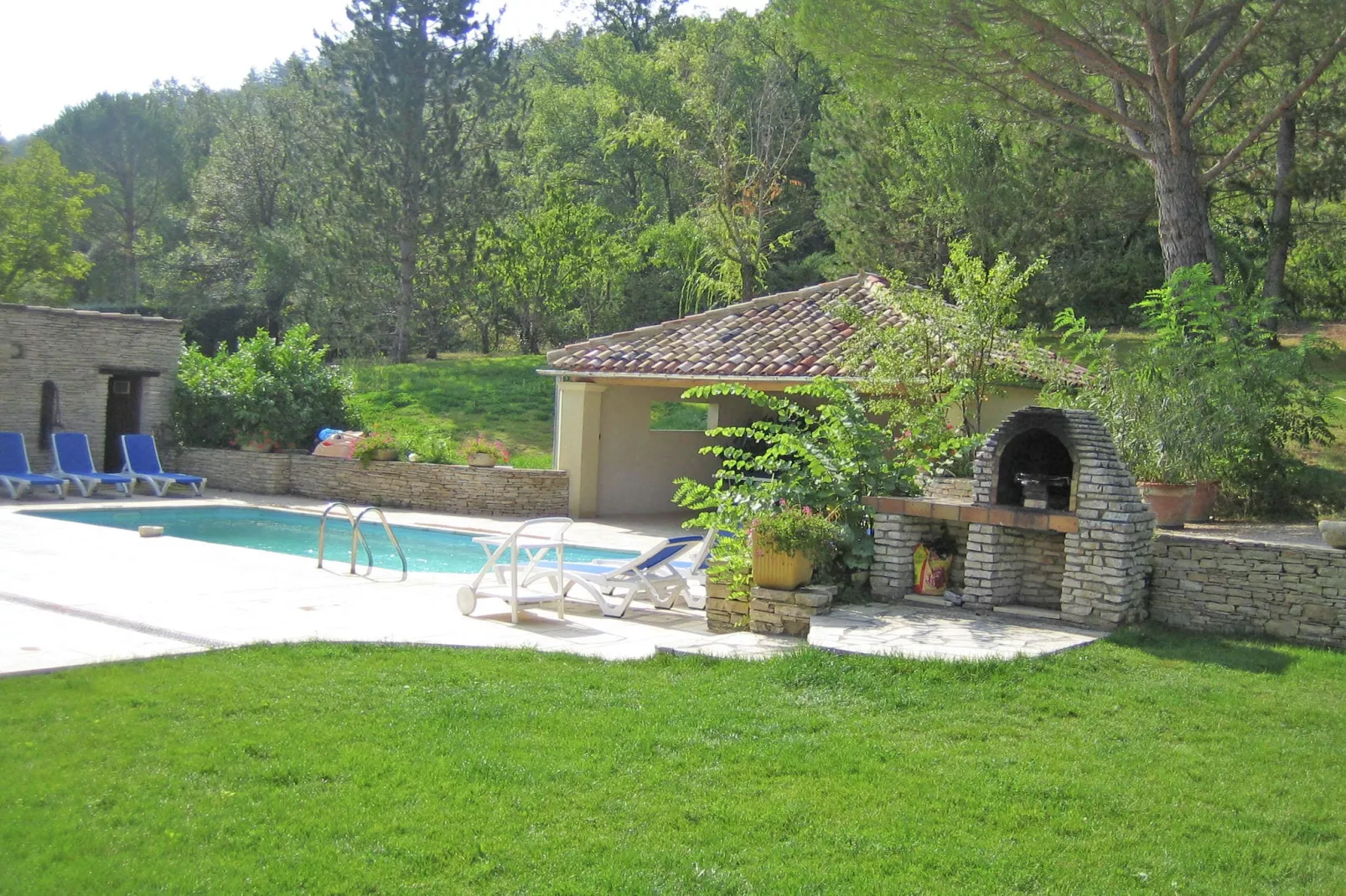 LA LUBERONNE-Piscine