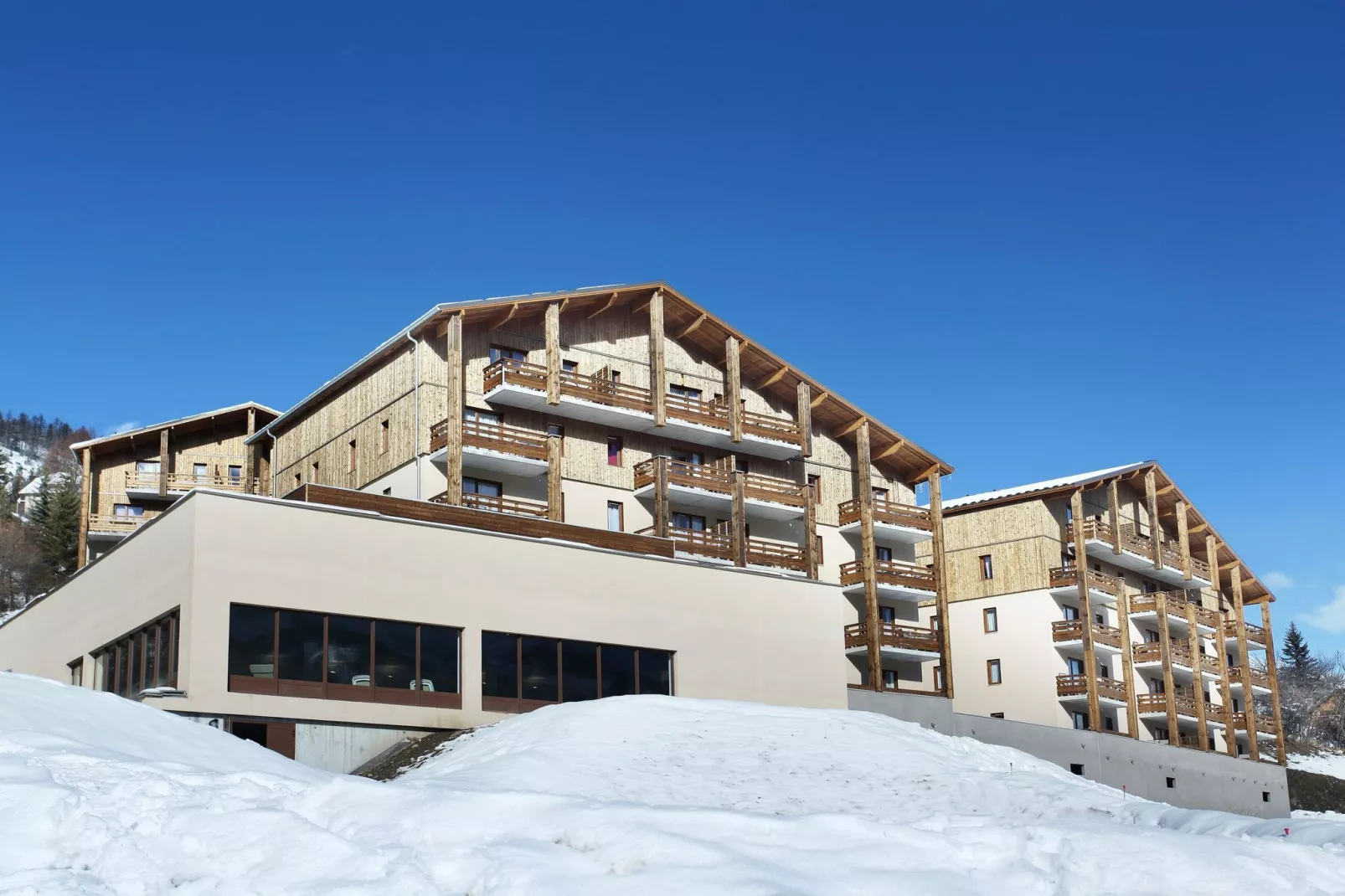 Le Village de Praroustan 3-Exterior winter