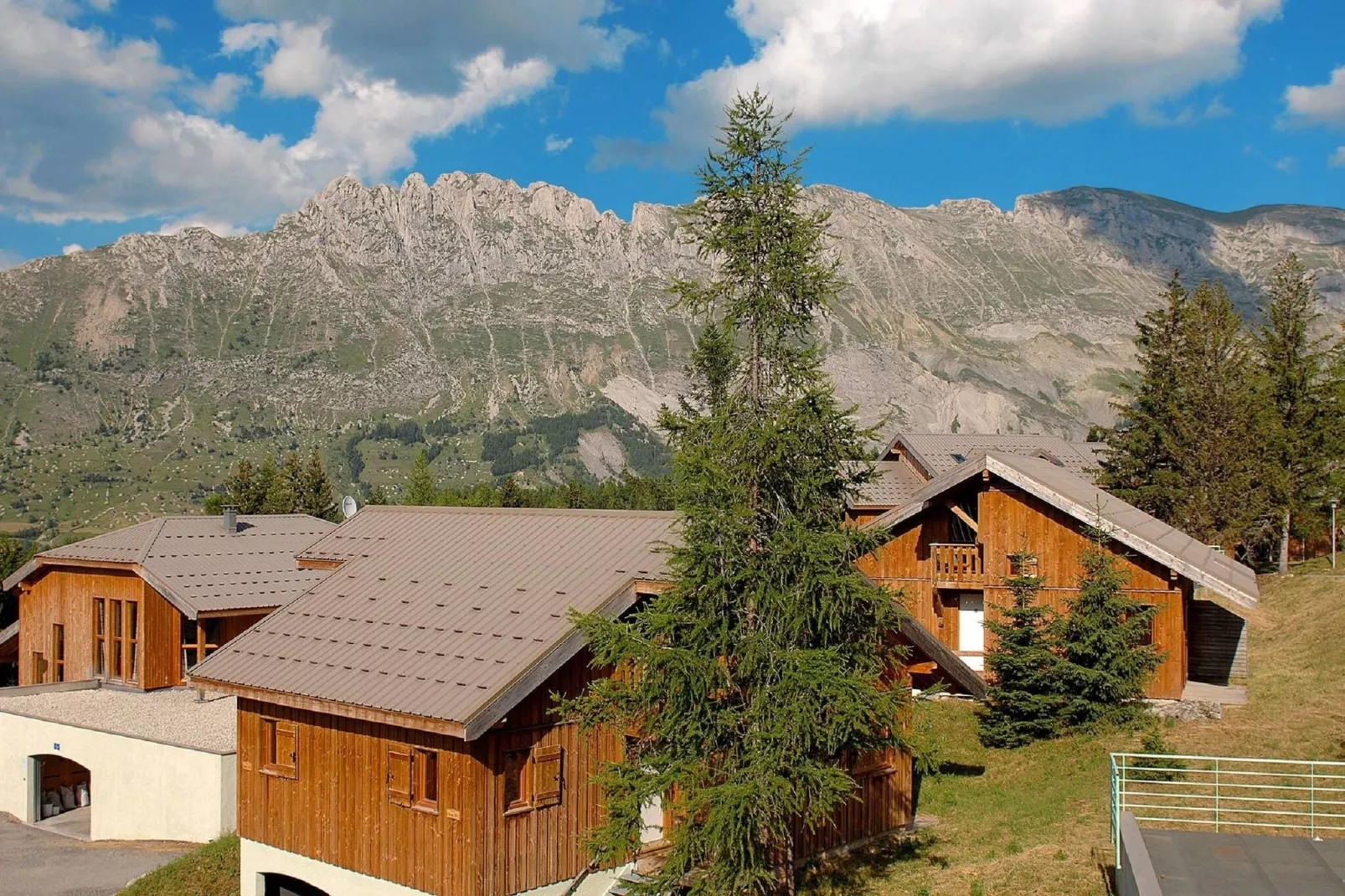 L'Orée des Pistes 1-Exterior summer