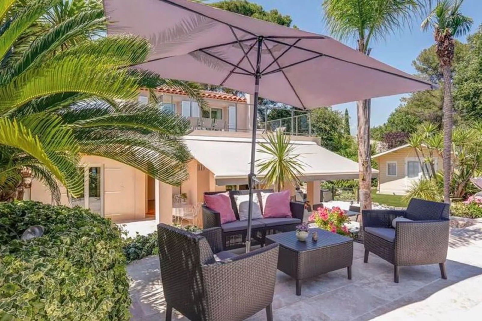 Palmiers-Terrace balcony