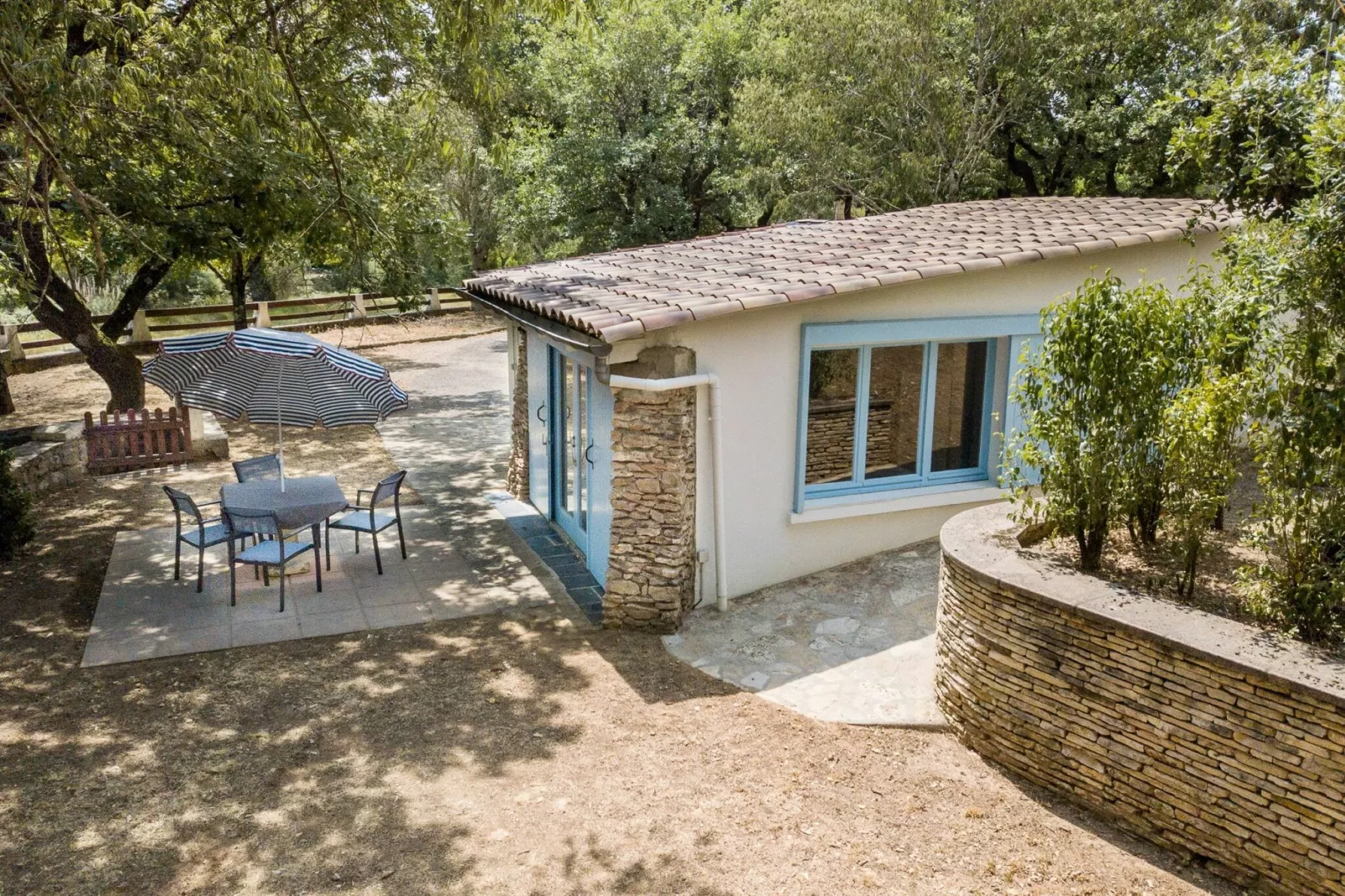 Petit gite-Exterior summer