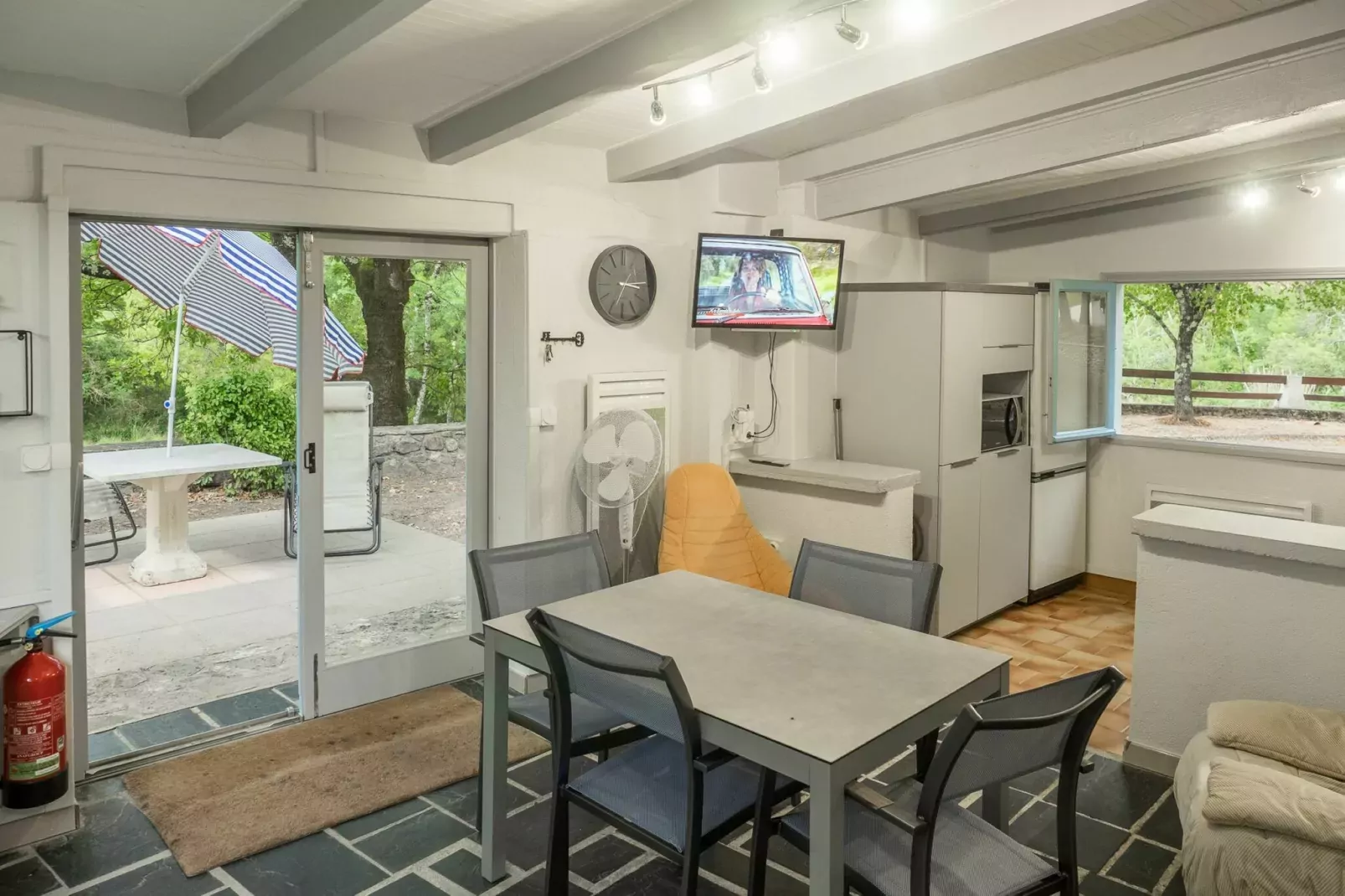Petit gite-Dining room