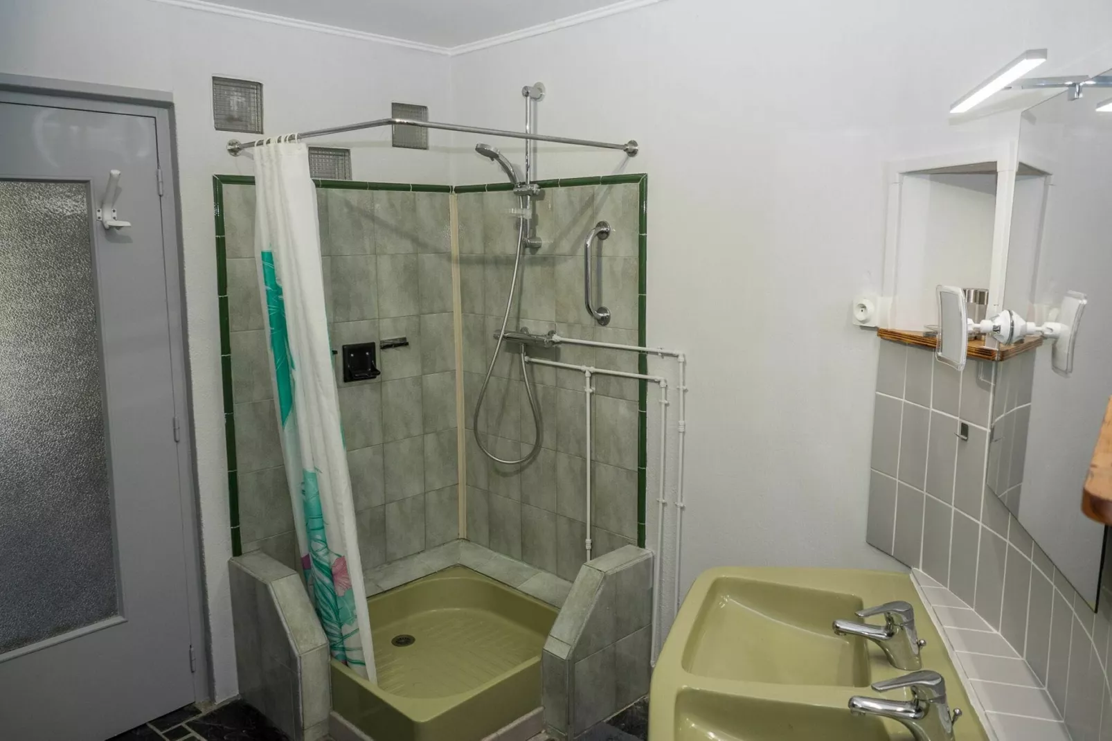 Petit gite-Bathroom