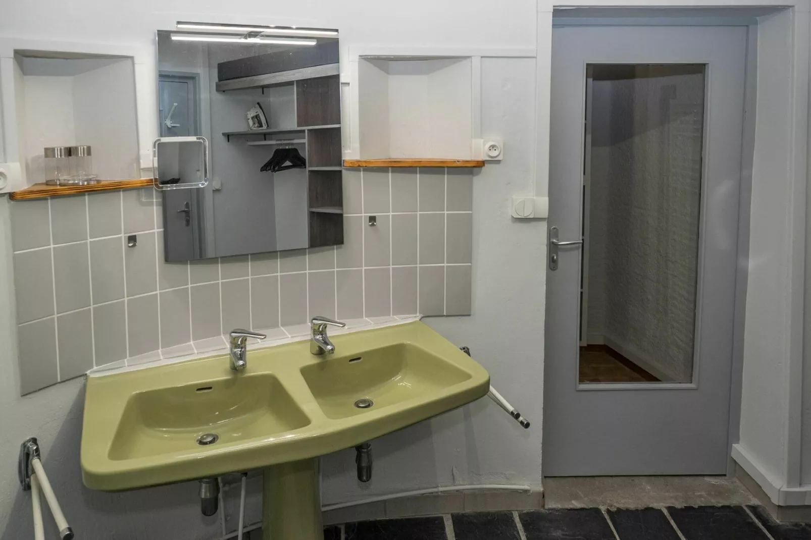 Petit gite-Bathroom