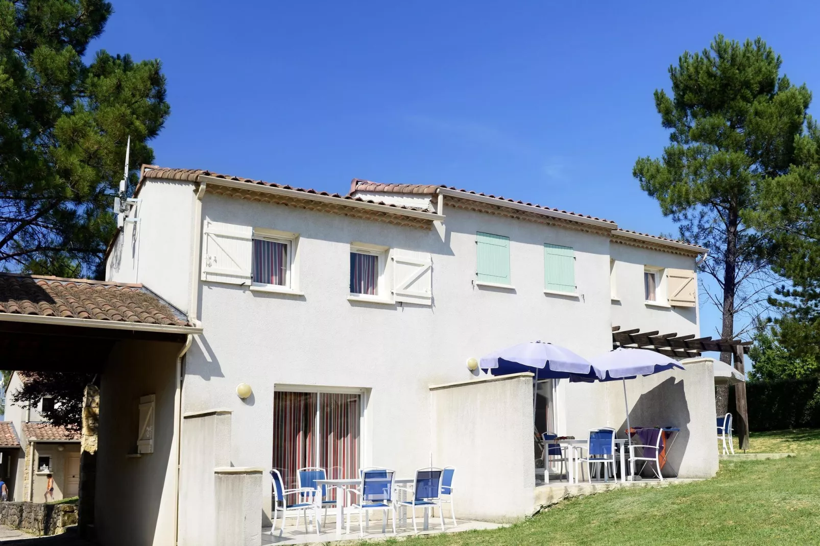 Le Domaine des Hauts de Salavas 3-Extérieur été