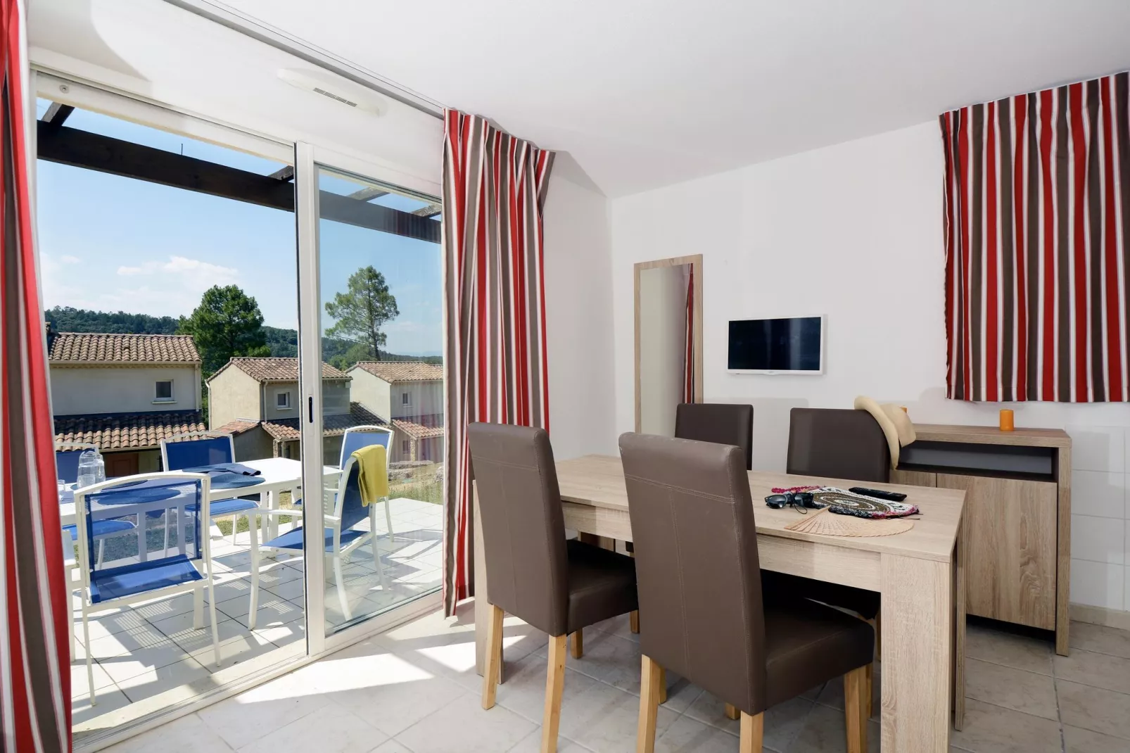 Le Domaine des Hauts de Salavas 5-Living room