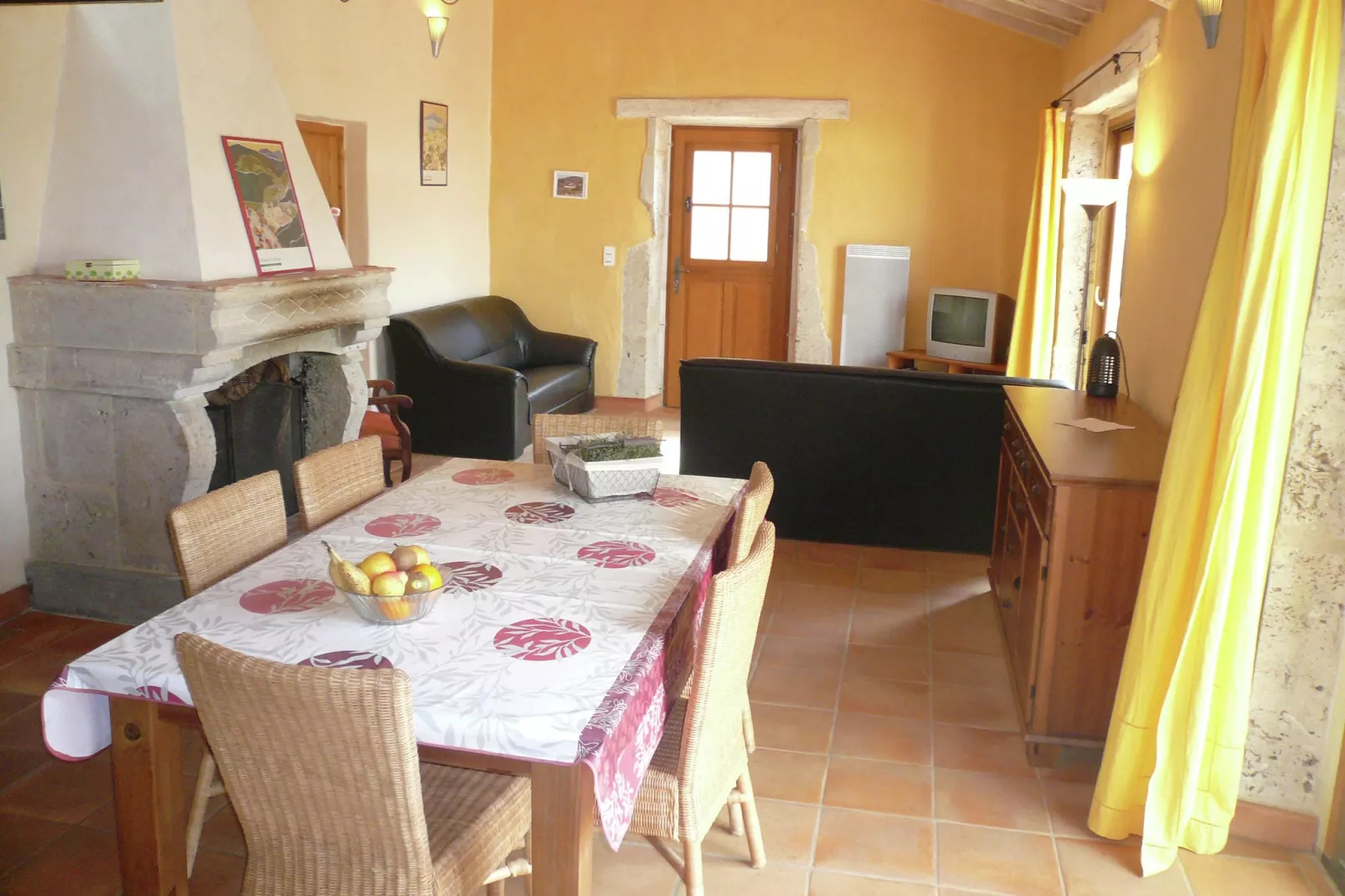 Fraissé-des-Corbières-Living room