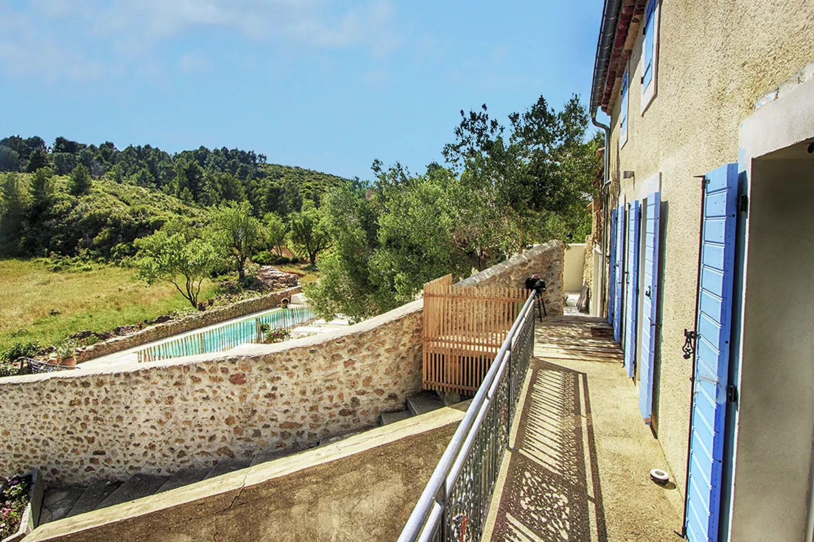 Gîte de luxe dans les vignes 2-View summer