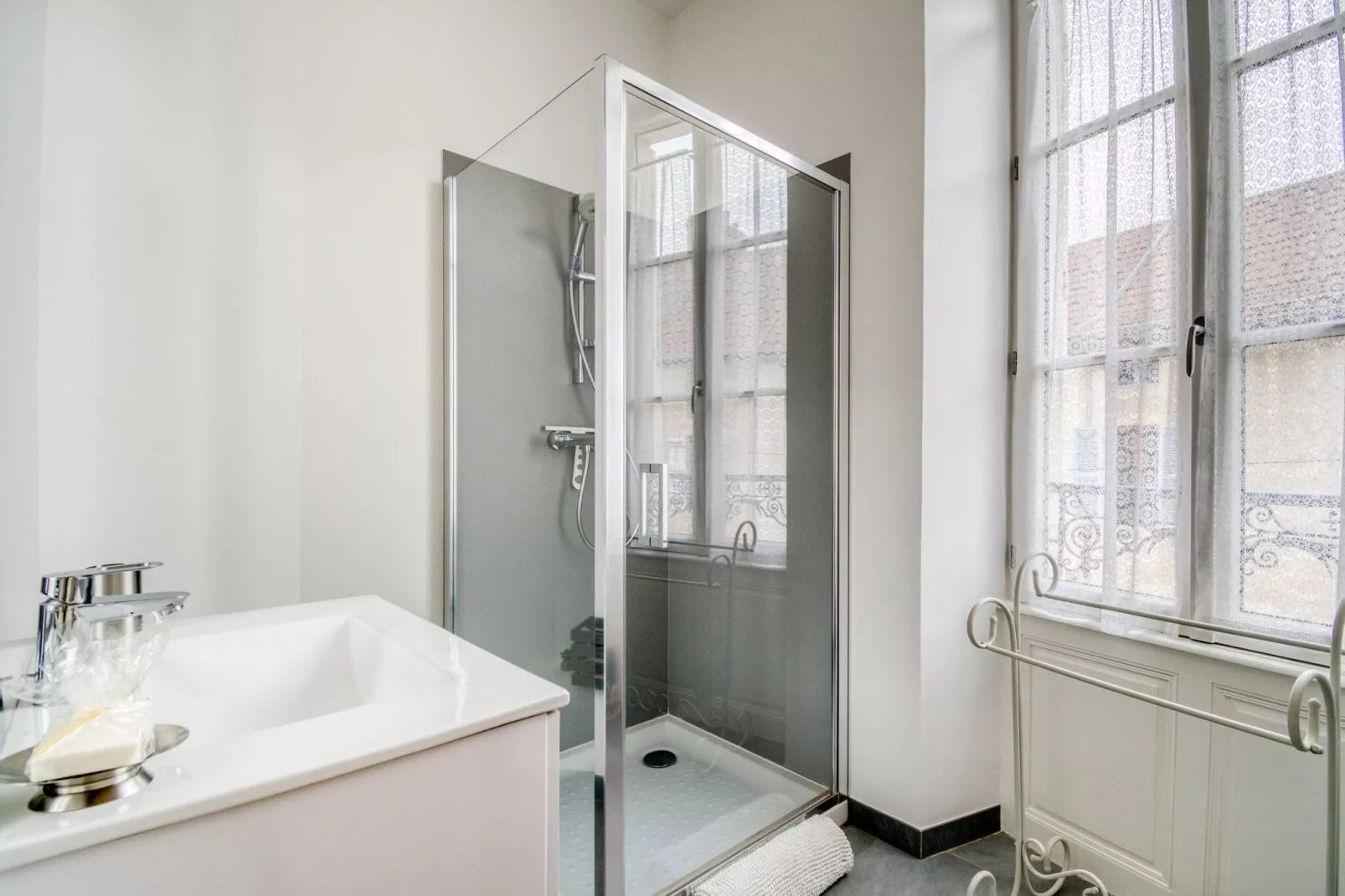 Bligny-sur-Ouche-Bathroom