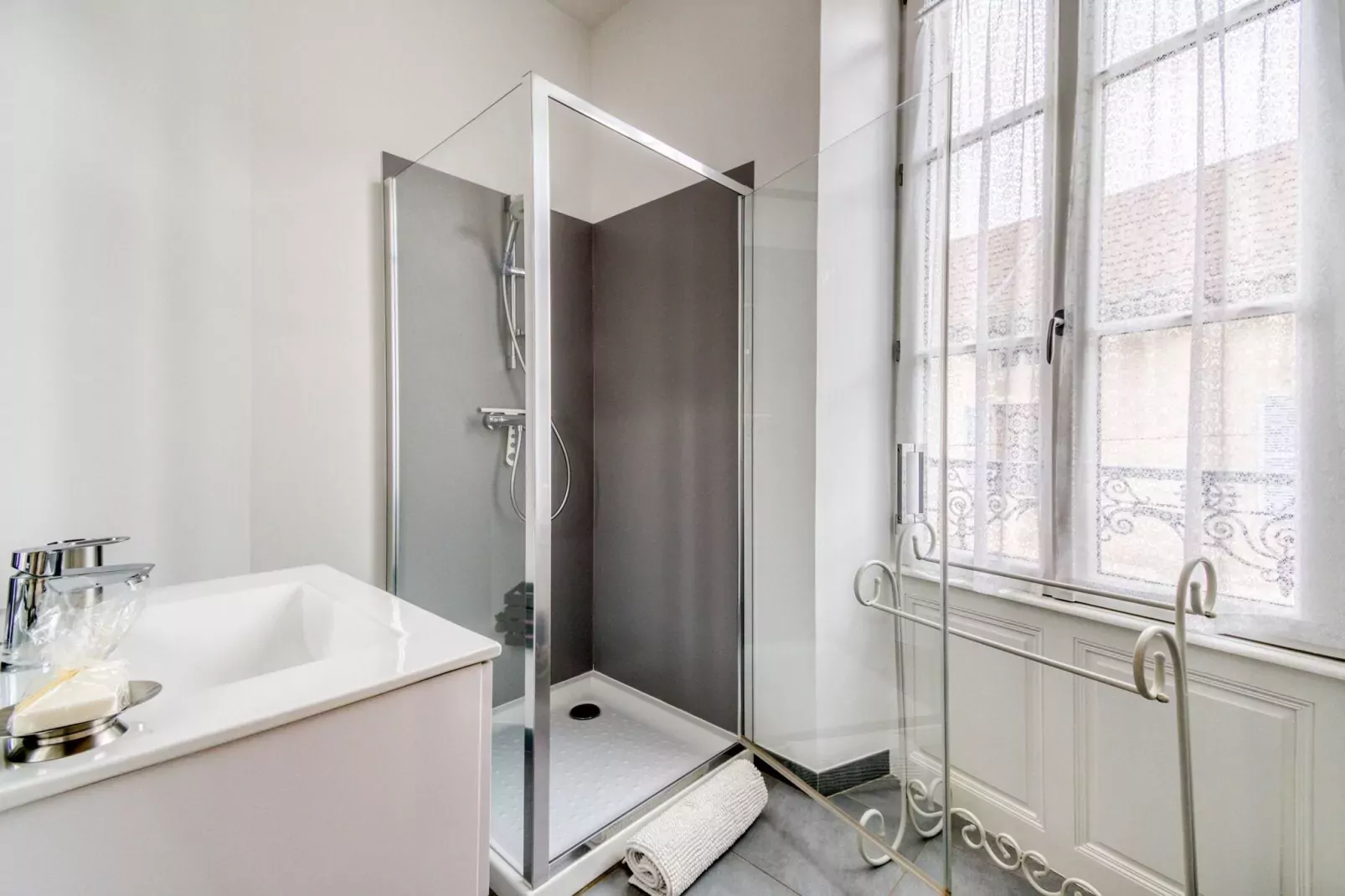 Bligny-sur-Ouche-Bathroom