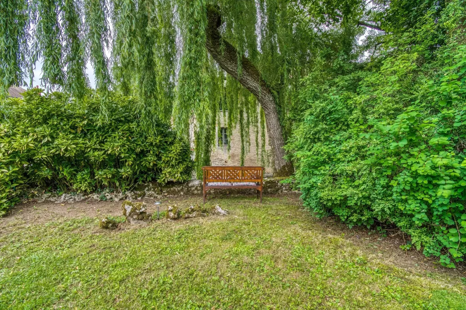 Bligny-sur-Ouche-Gardens summer