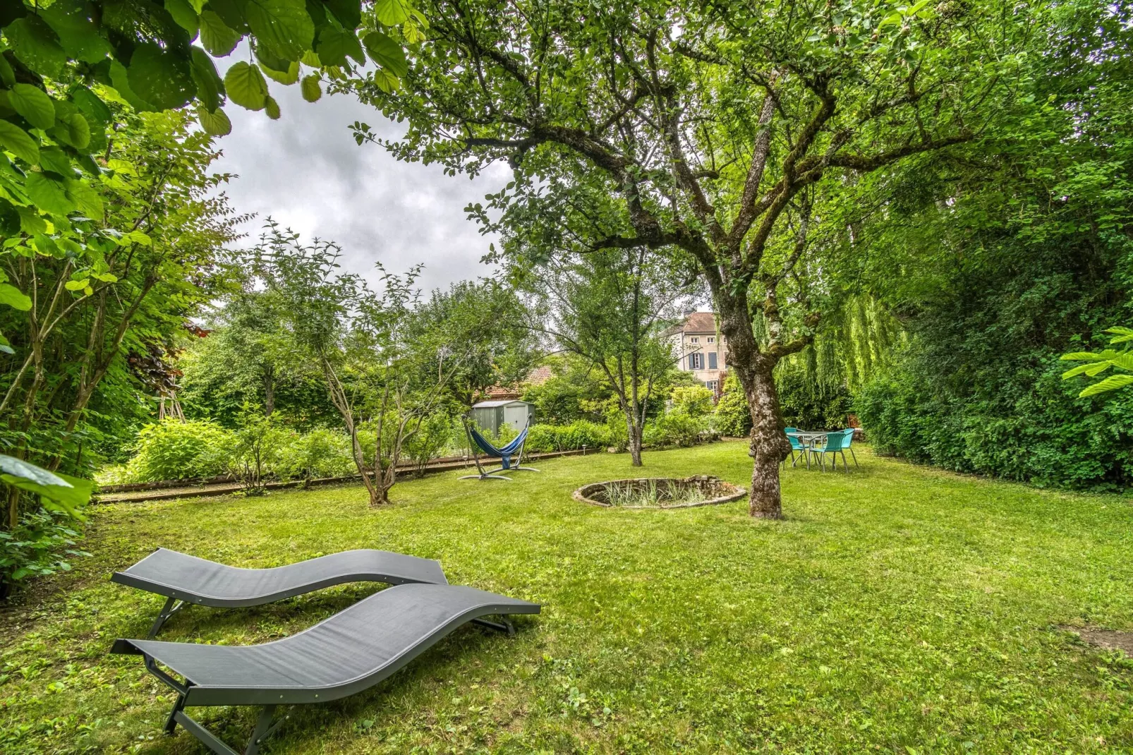 Bligny-sur-Ouche-Gardens summer