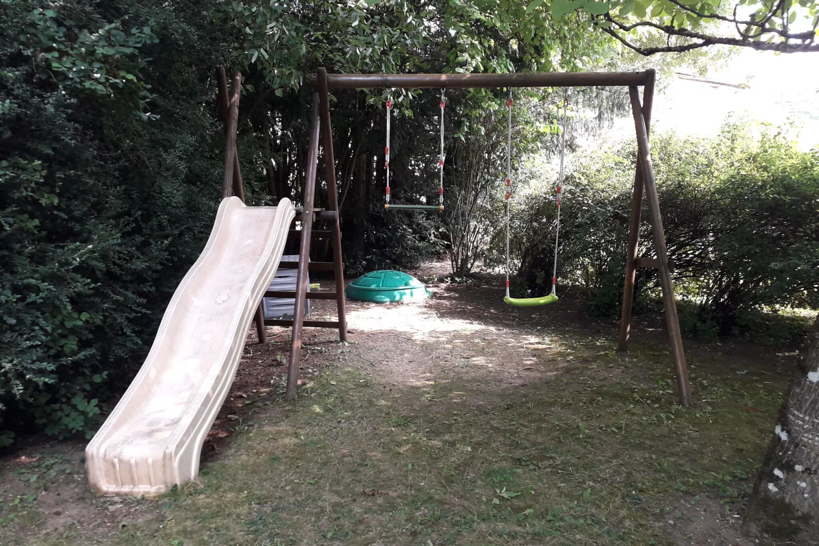 Bligny-sur-Ouche-Gardens summer