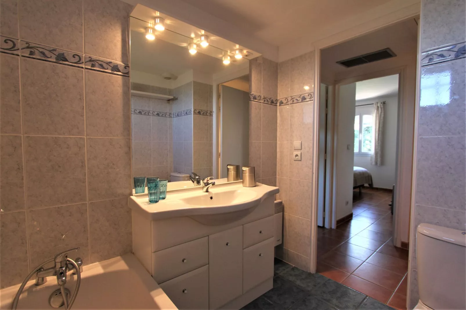 Maison la prairie-Bathroom