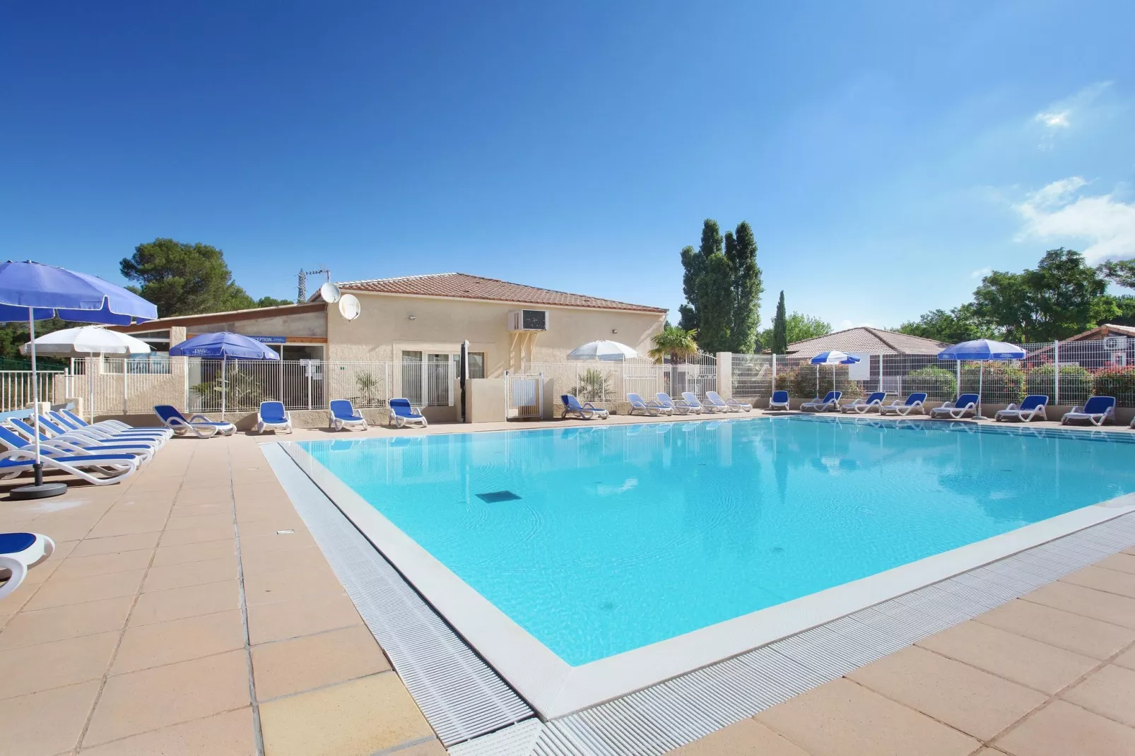 Shangri-La 2-Piscine
