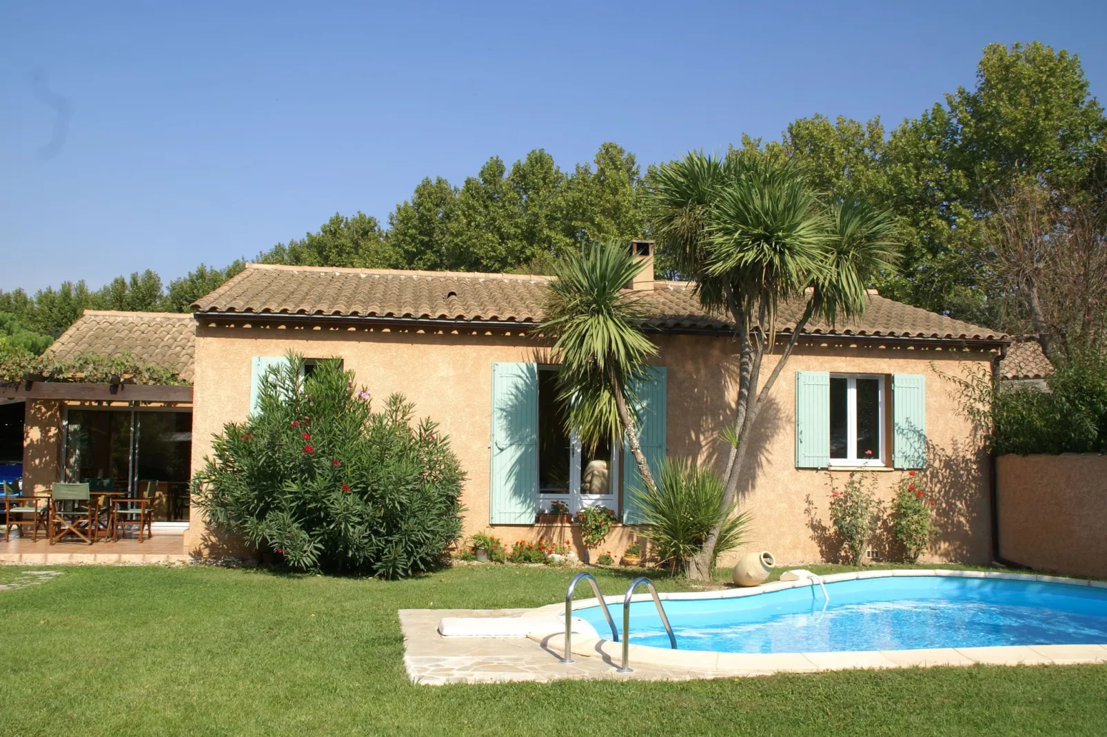 Noves-Exterior summer