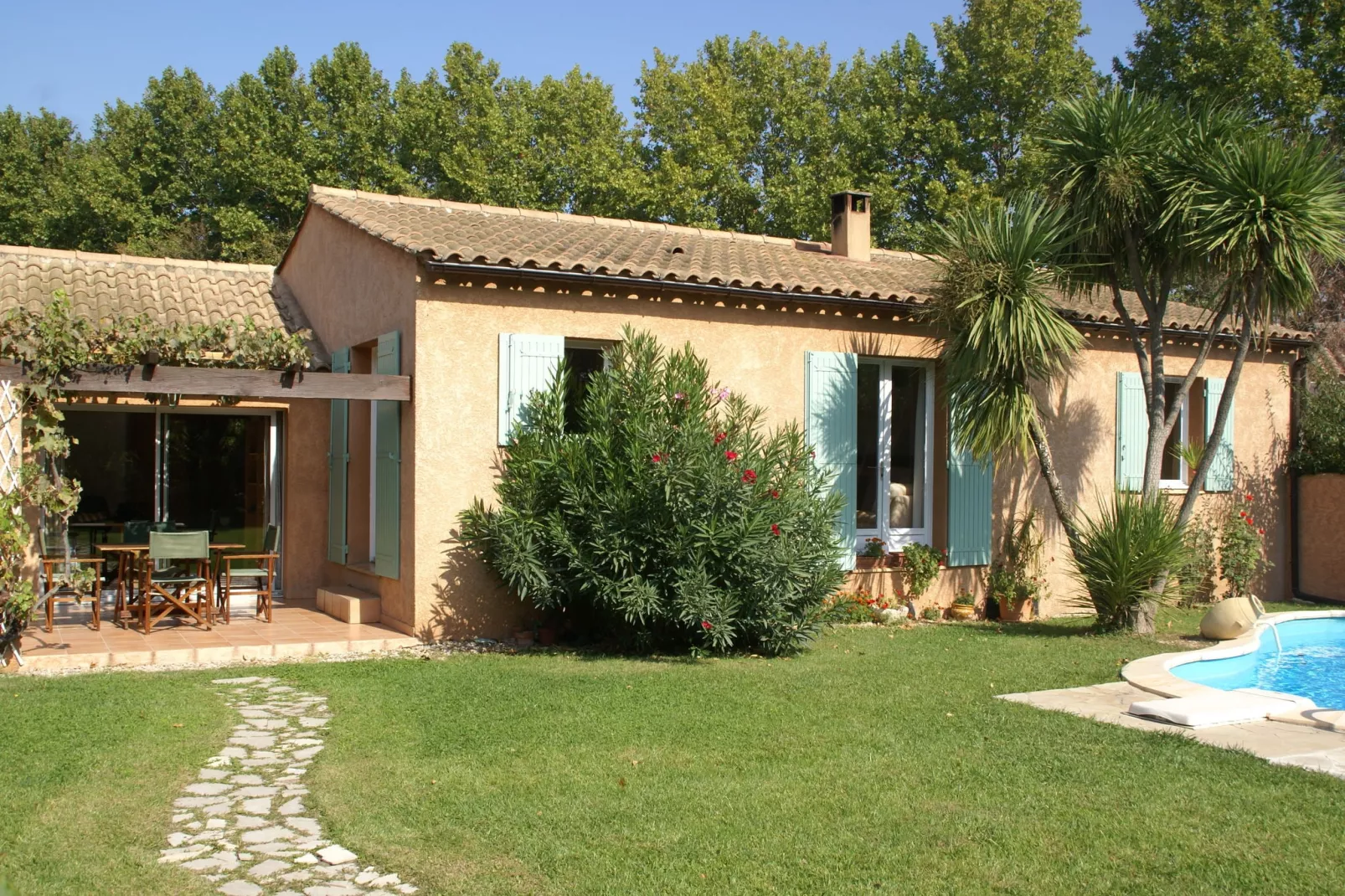 Noves-Exterior summer