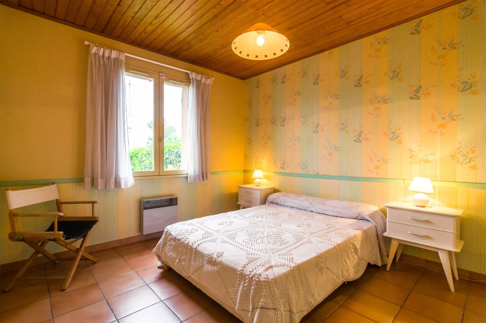 Noves-Bedroom