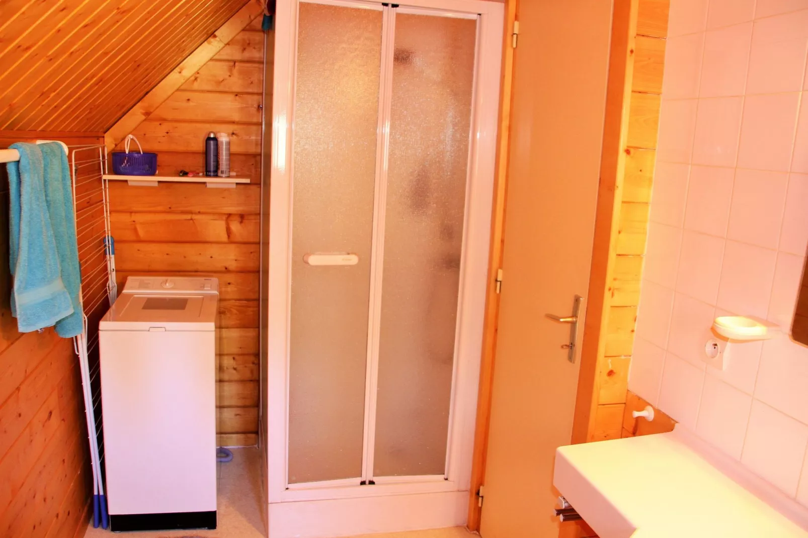 Chalet -   BEAULIEU  Nr 6-Bathroom