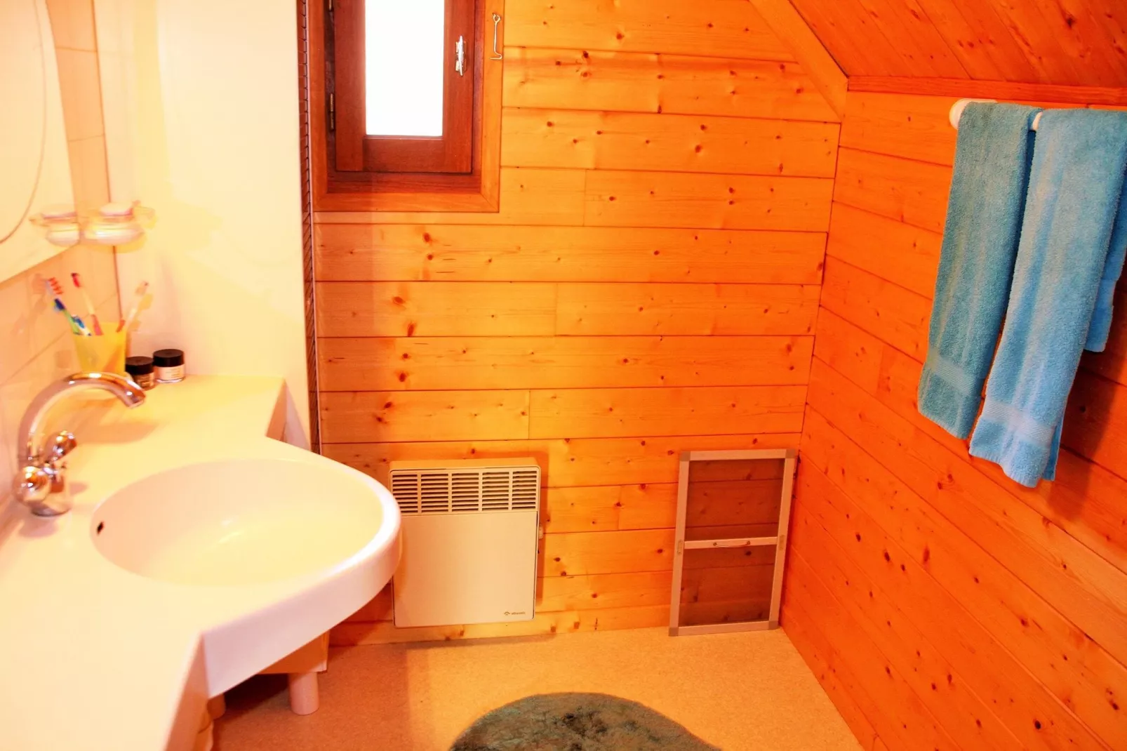 Chalet -   BEAULIEU  Nr 6-Bathroom