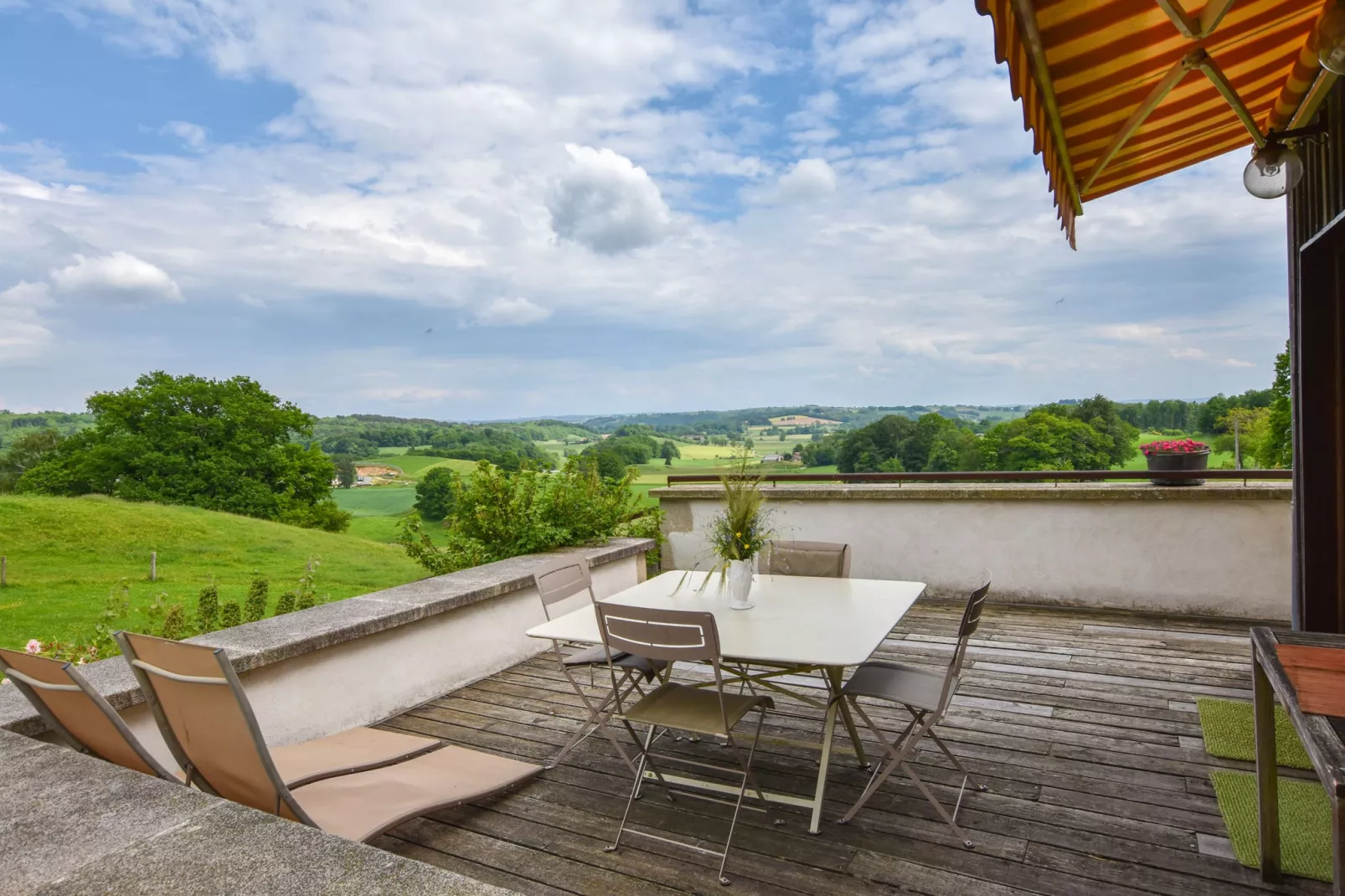 Le domaine d'Hypolite-Terrace balcony