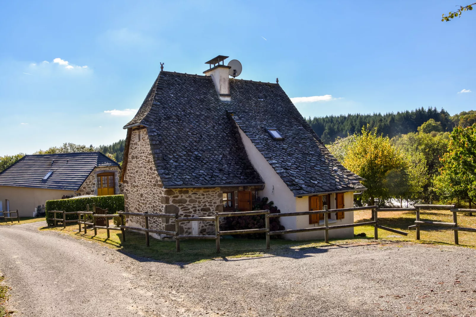 Authentique maison auvergnate-Exterior summer