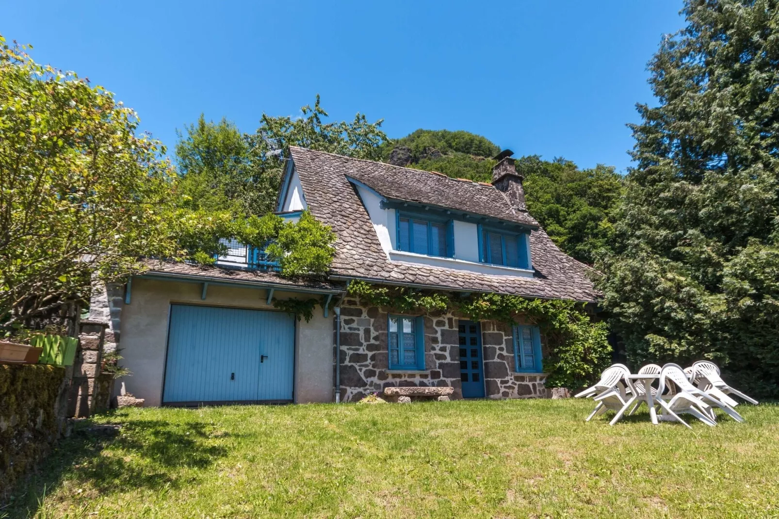 Maison près des volcans d'Auvergne-Exterior summer