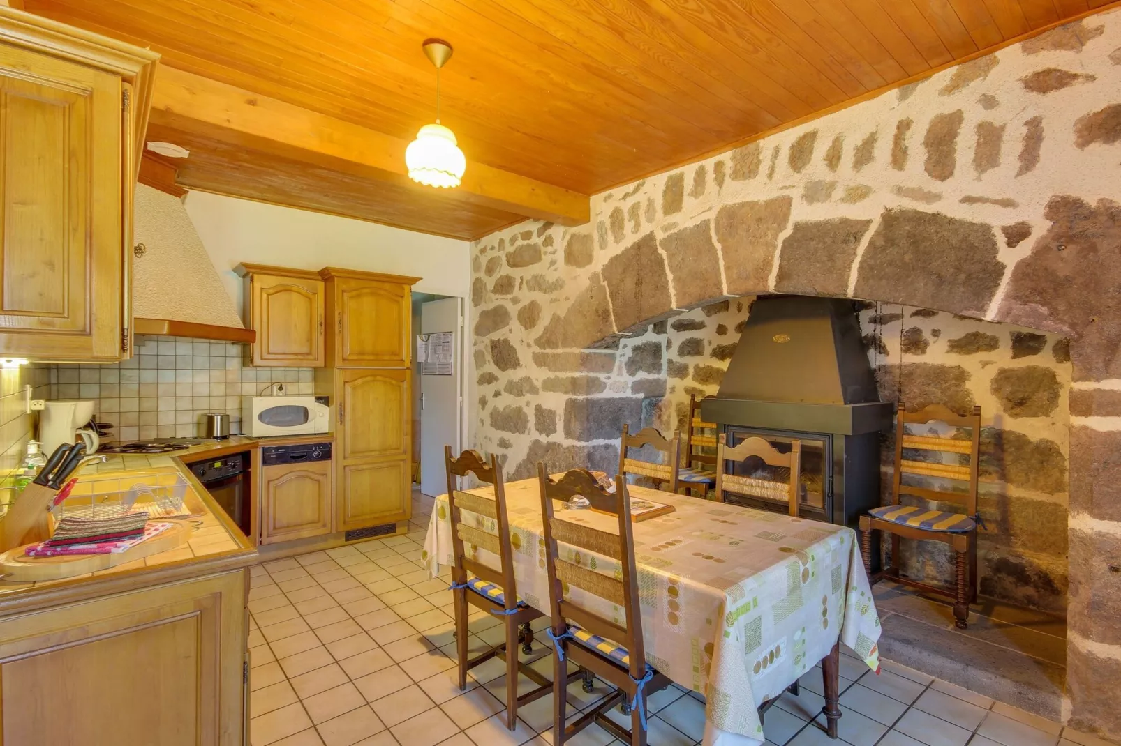 Maison près des volcans d'Auvergne-Dining room