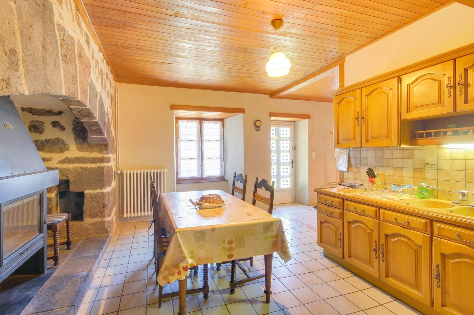 Maison près des volcans d'Auvergne-Dining room