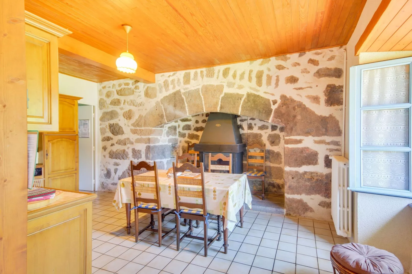 Maison près des volcans d'Auvergne-Dining room