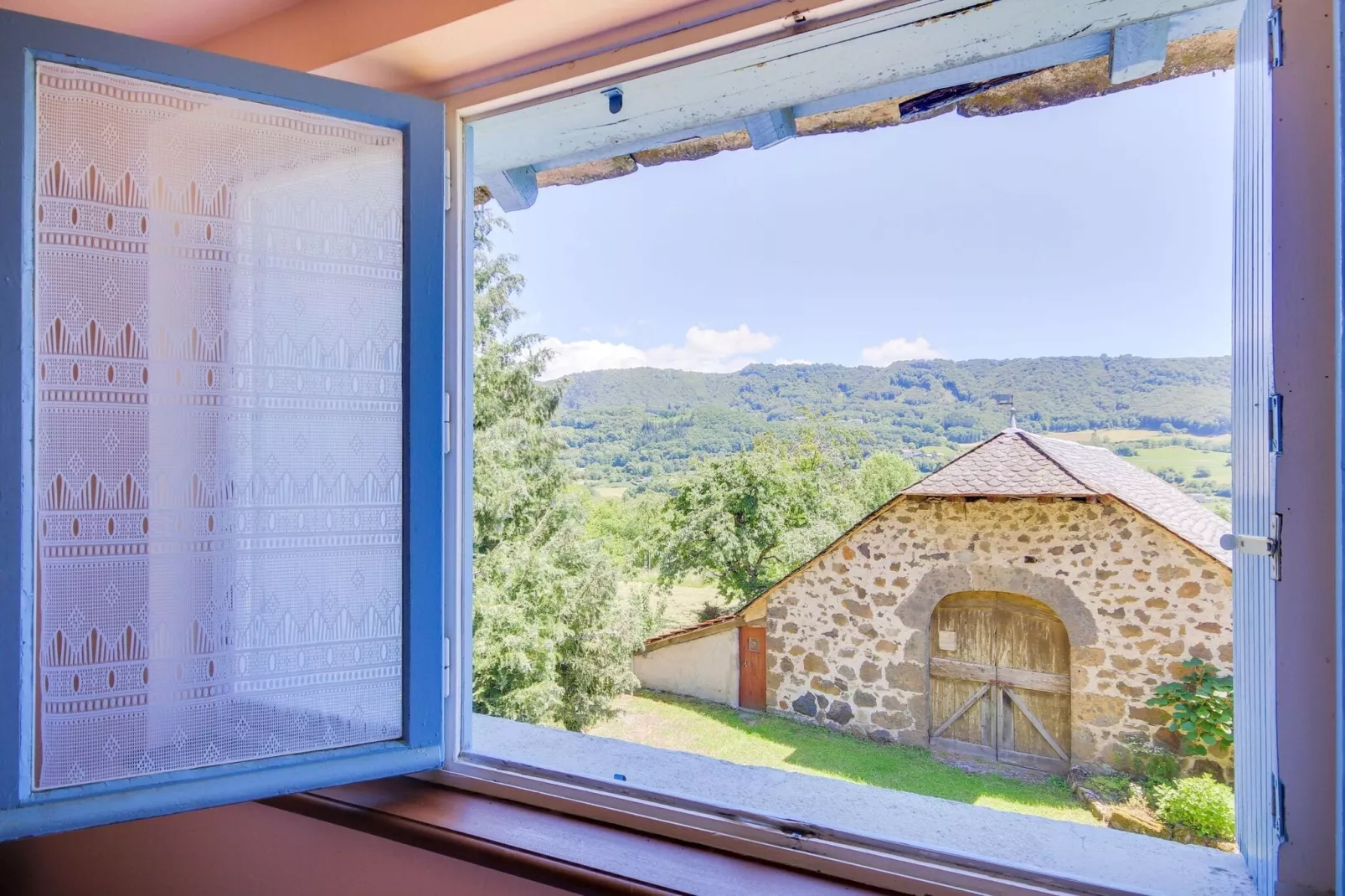 Maison près des volcans d'Auvergne-View summer