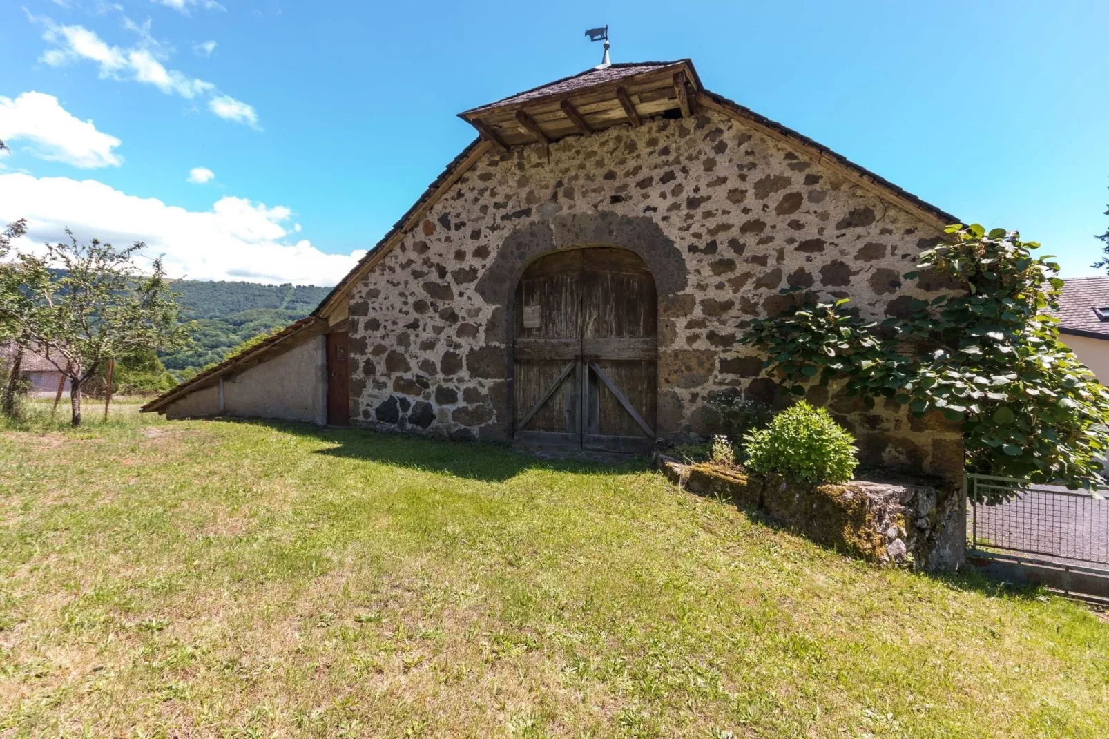 Maison près des volcans d'Auvergne-Gardens summer
