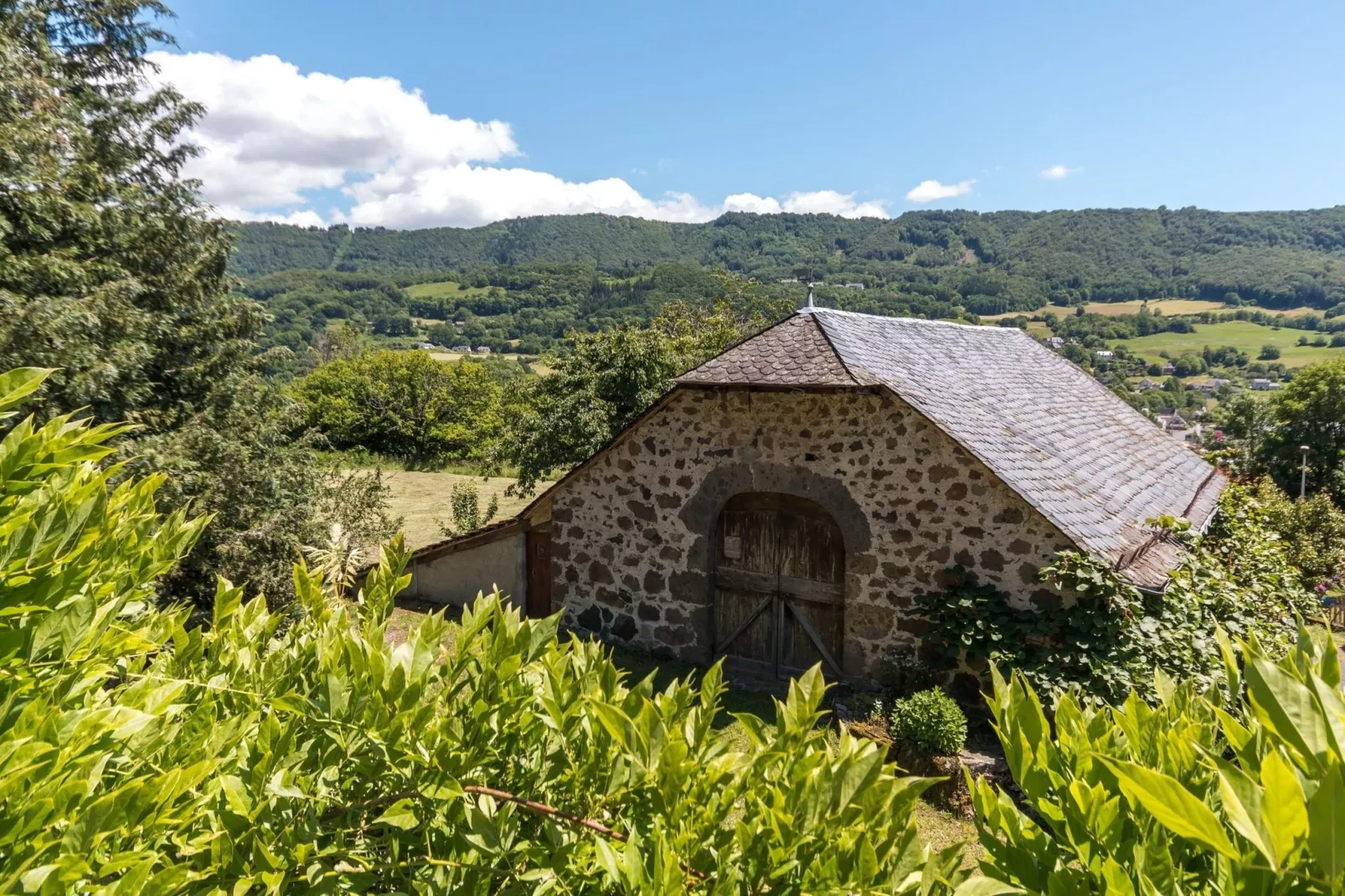 Maison près des volcans d'Auvergne-View summer