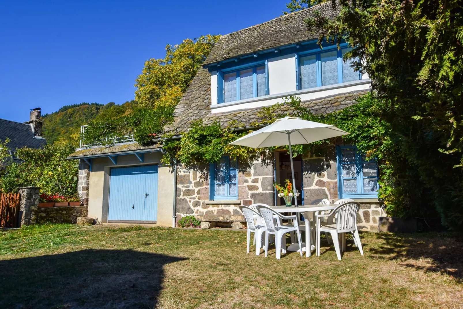 Maison près des volcans d'Auvergne-Exterior summer