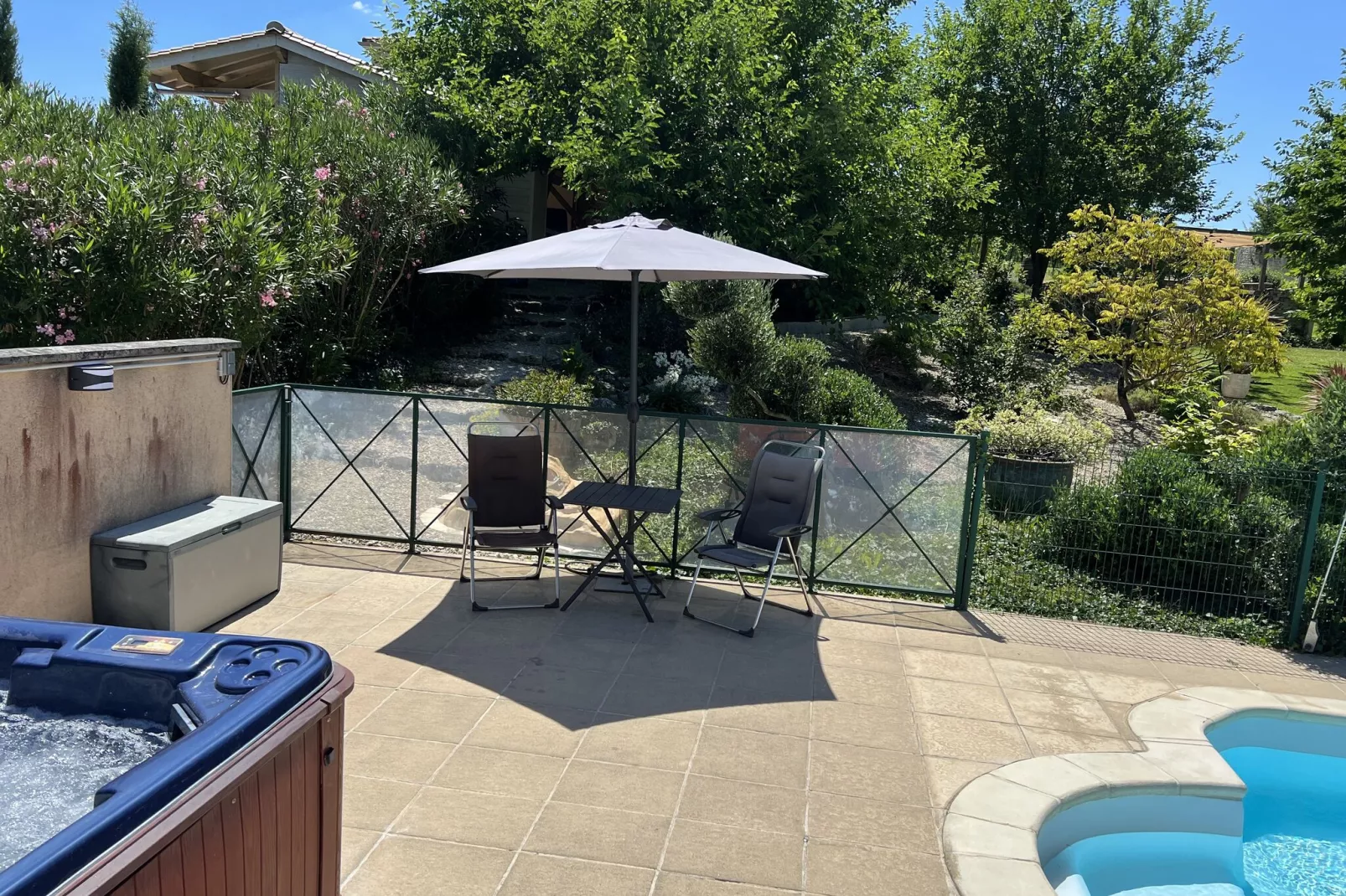 Maison mitoyenne avec piscine-Exterior summer