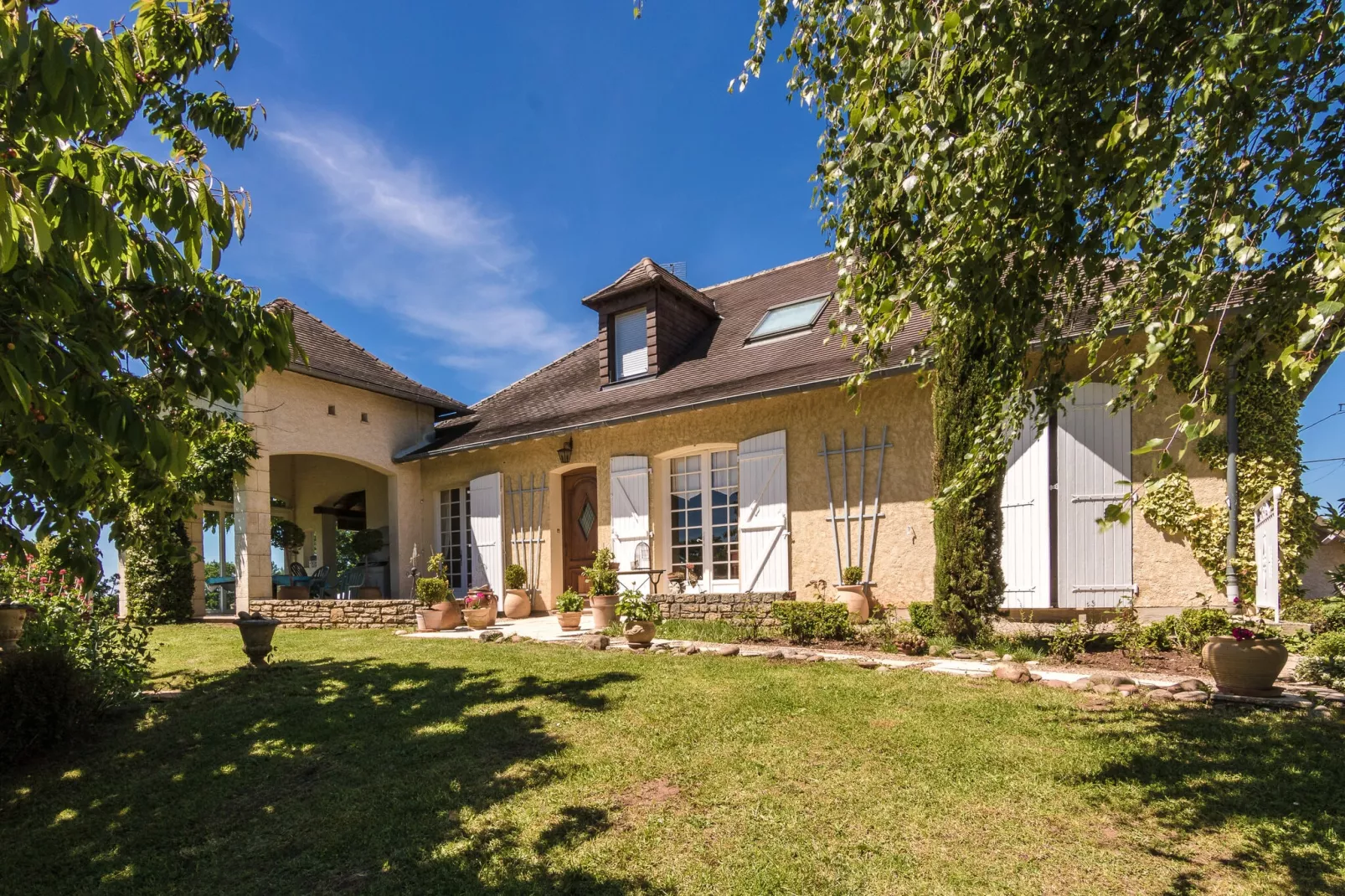 Villa de l'Yssandonnais-Exterior summer