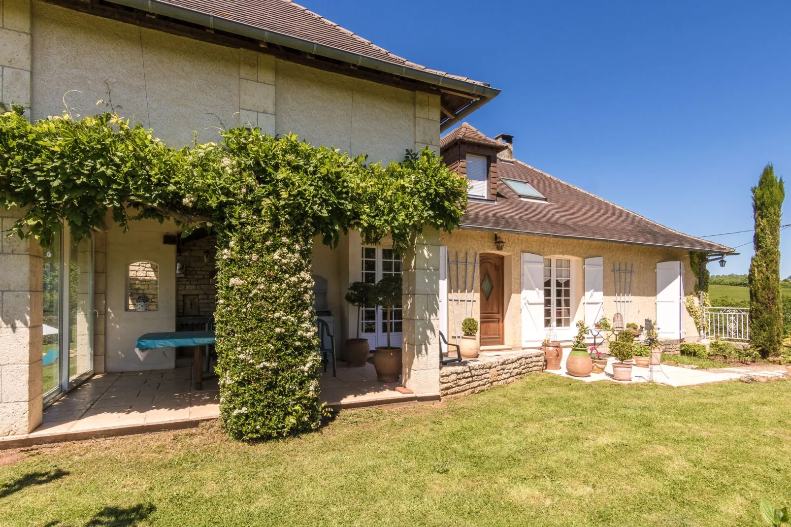 Villa de l'Yssandonnais-Exterior summer