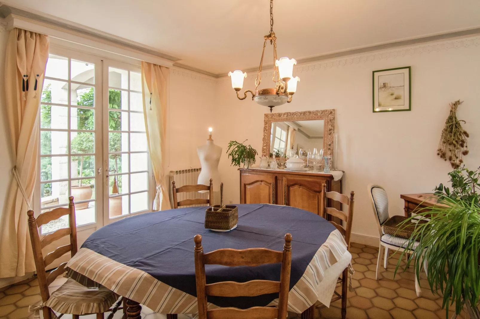Villa de l'Yssandonnais-Dining room