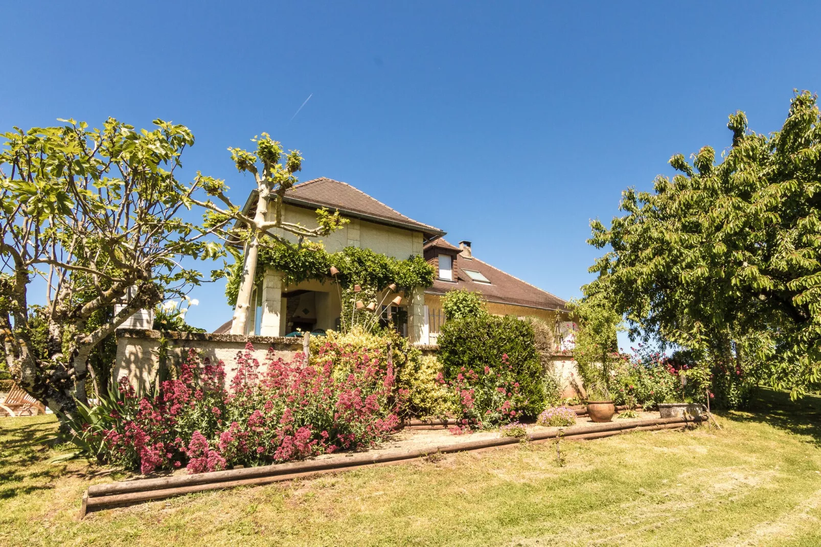Villa de l'Yssandonnais-Gardens summer