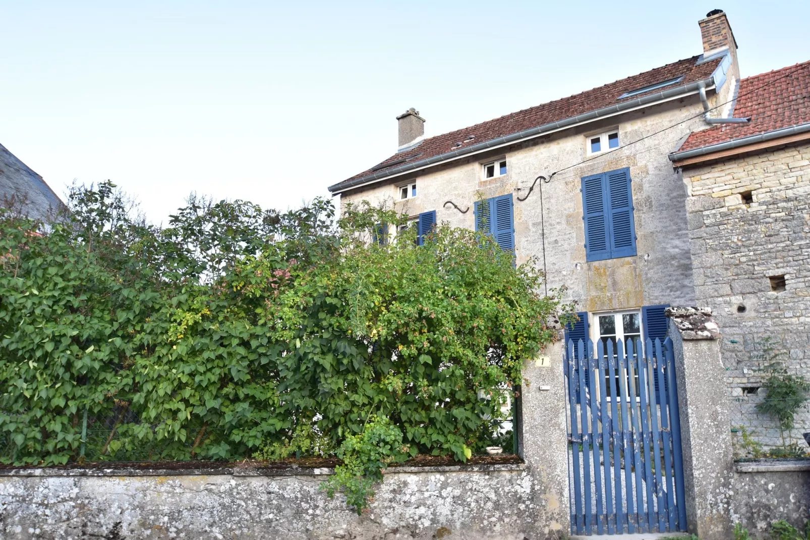 Le Commandant-Exterior summer