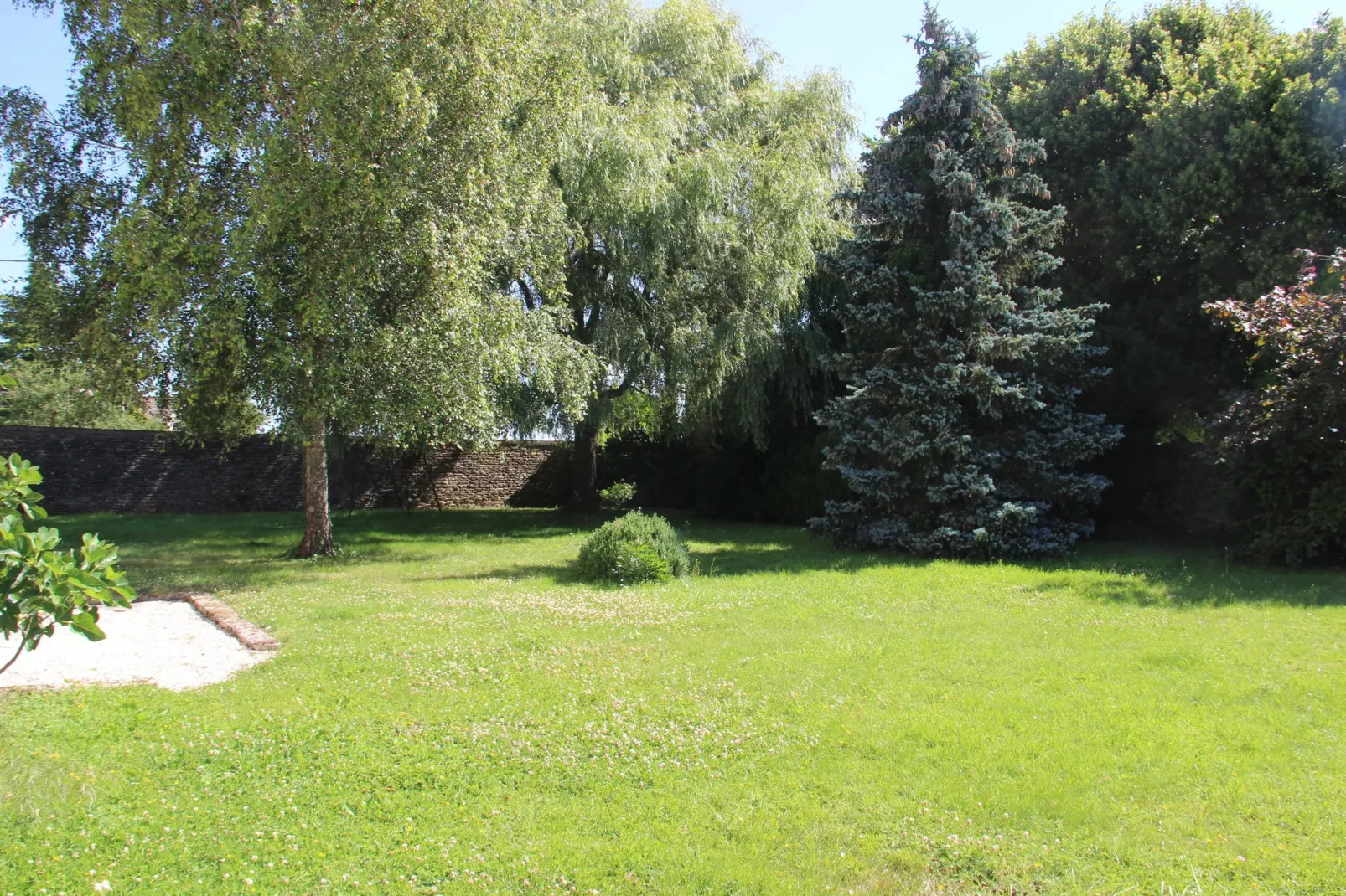 Maison de Vacances Bouix-Gardens summer