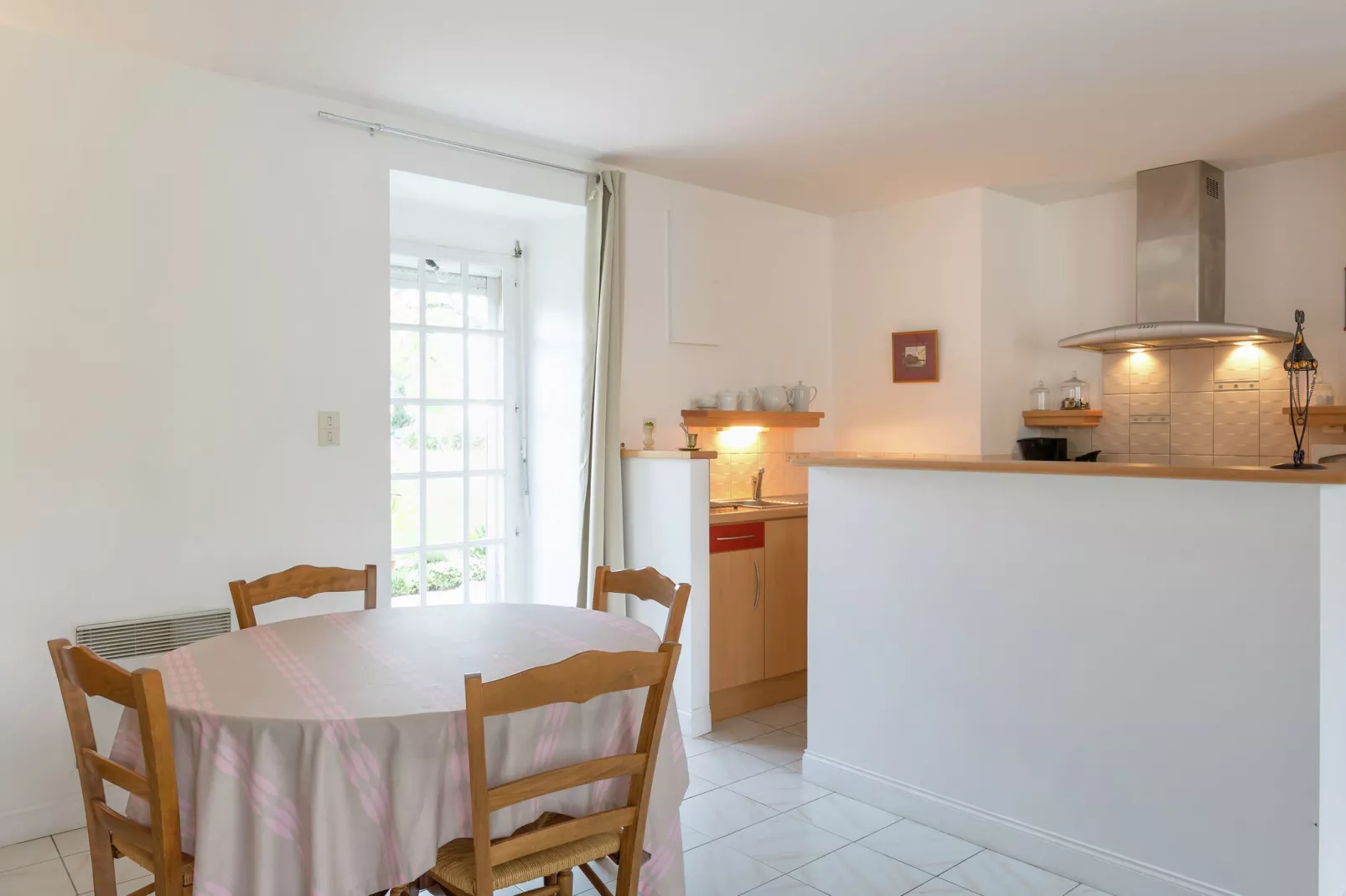 Jolie maison en pays de Rance-Salle à manger