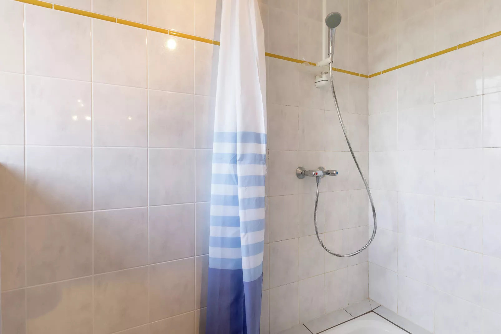 Jolie maison en pays de Rance-Salle de bain